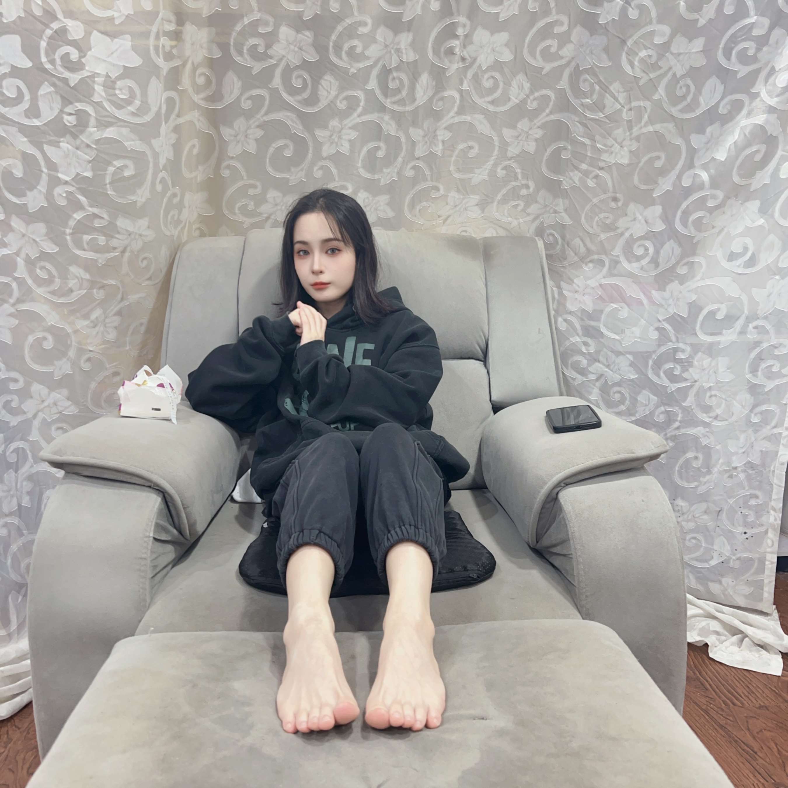 《小姐姐展嫩足》作品图