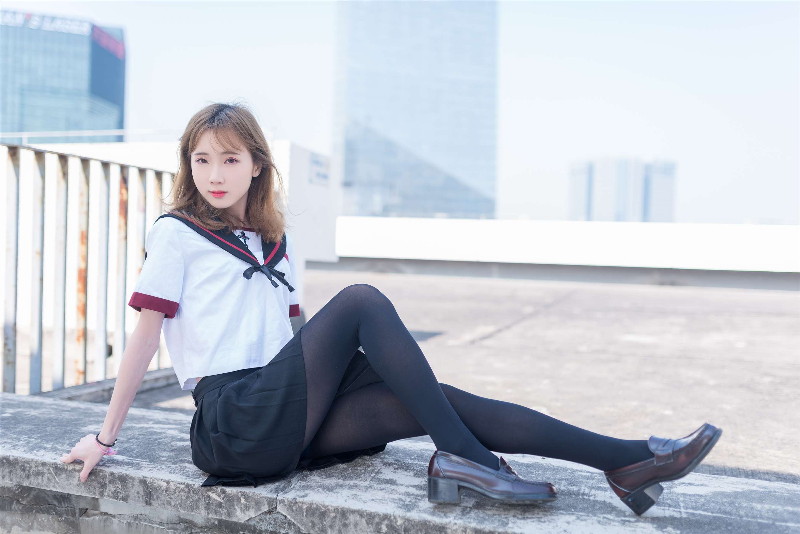 《天台制服の黑丝脚丫》作品图