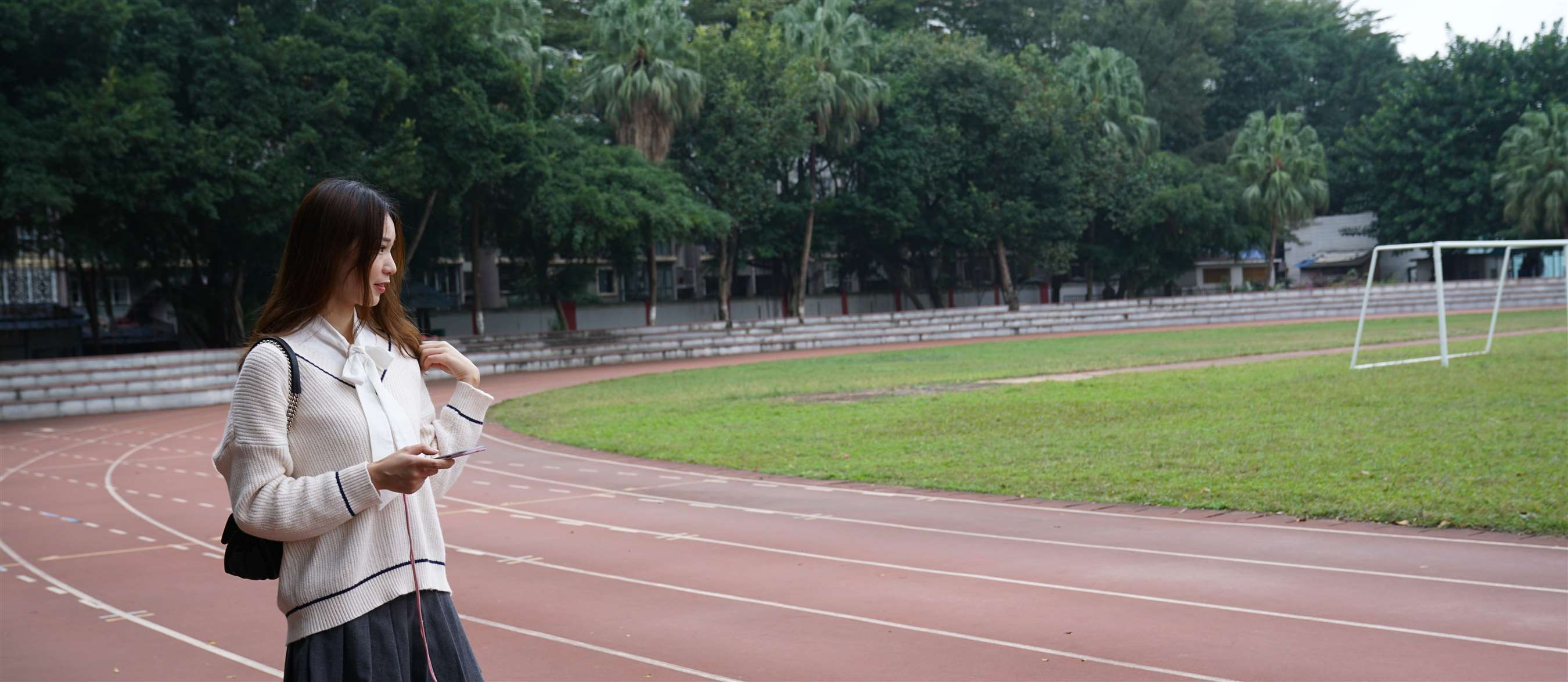 《操场上的丝足》作品图