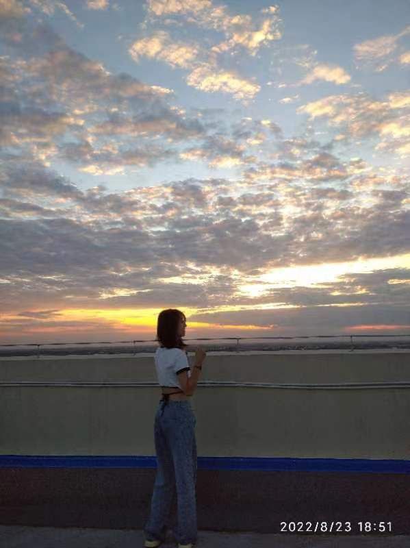 《套路反差眼镜妹生活照露脸展示脚底身材》作品图