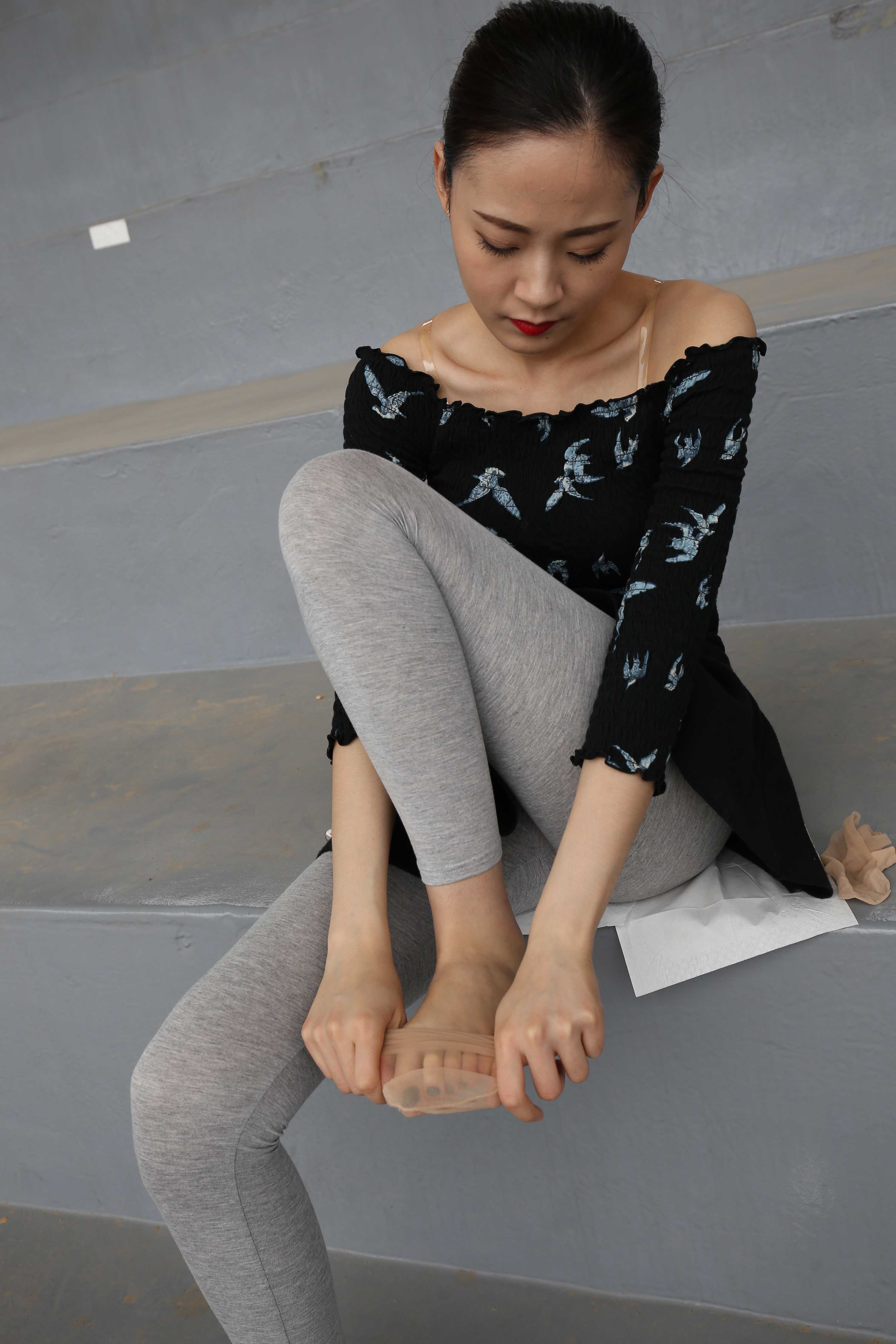 《大三学姐肉丝袜脚》作品图