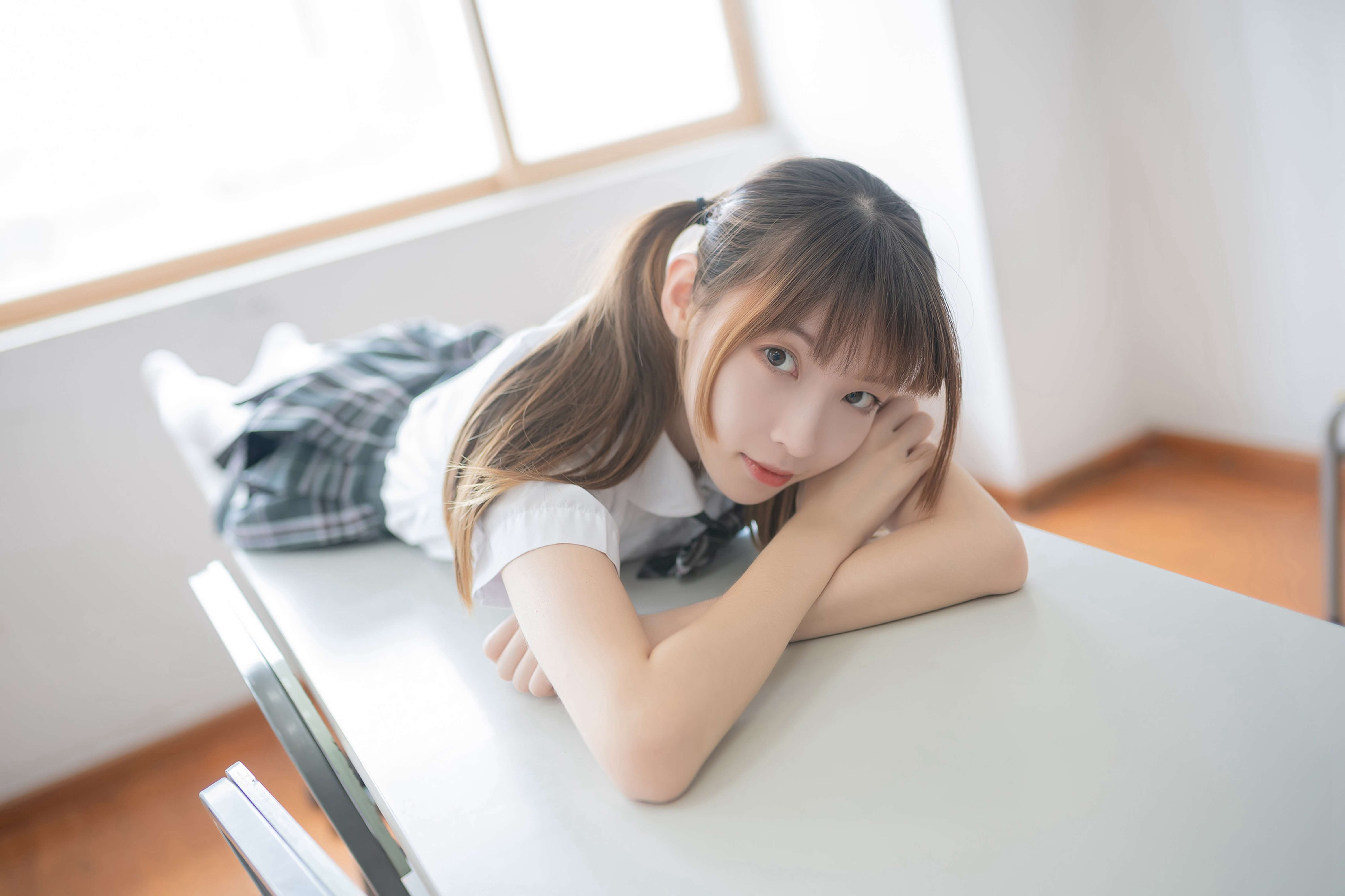 《教室JK制服の白丝脚》作品图