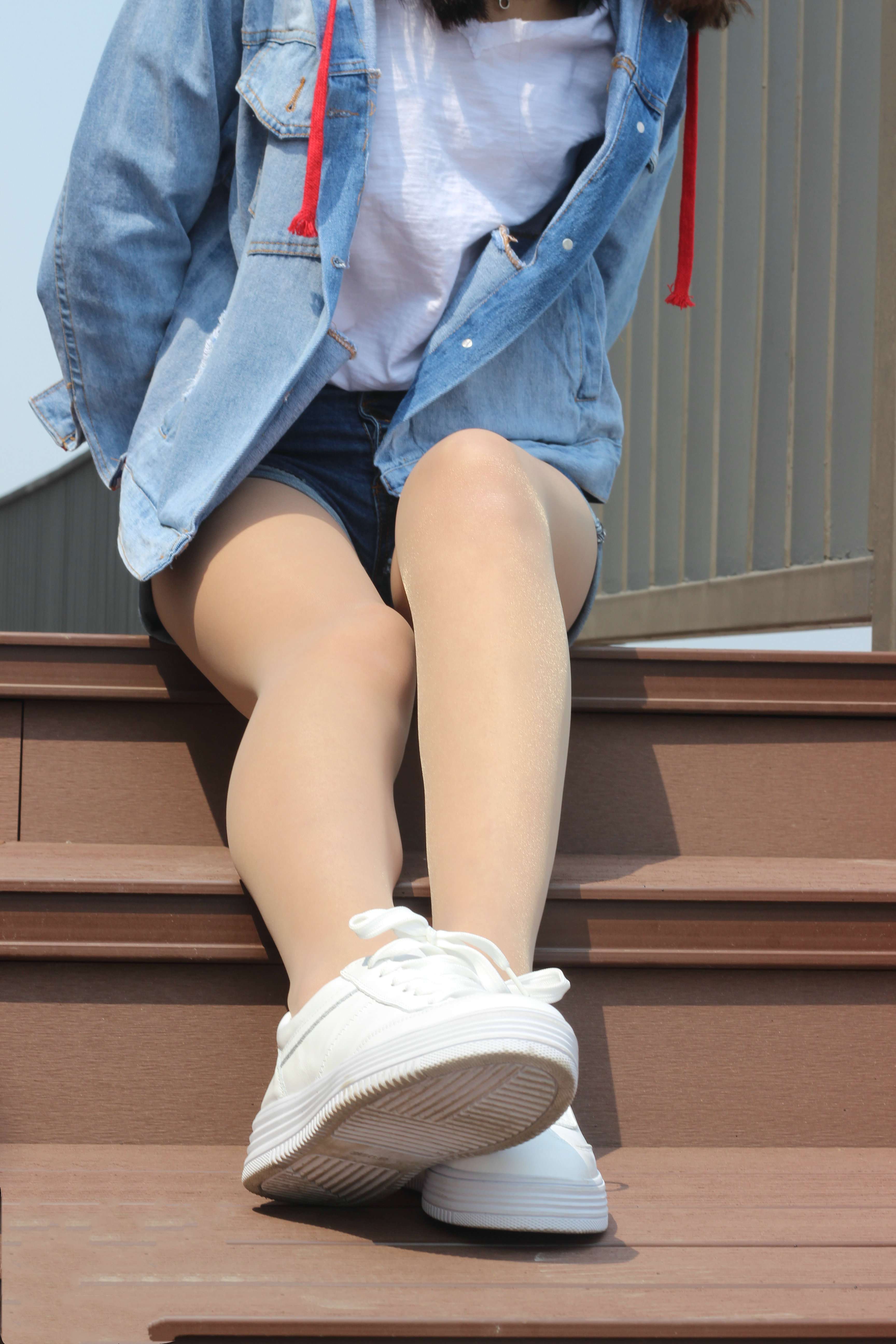 《户外热裤板鞋の丝袜脚丫》作品图