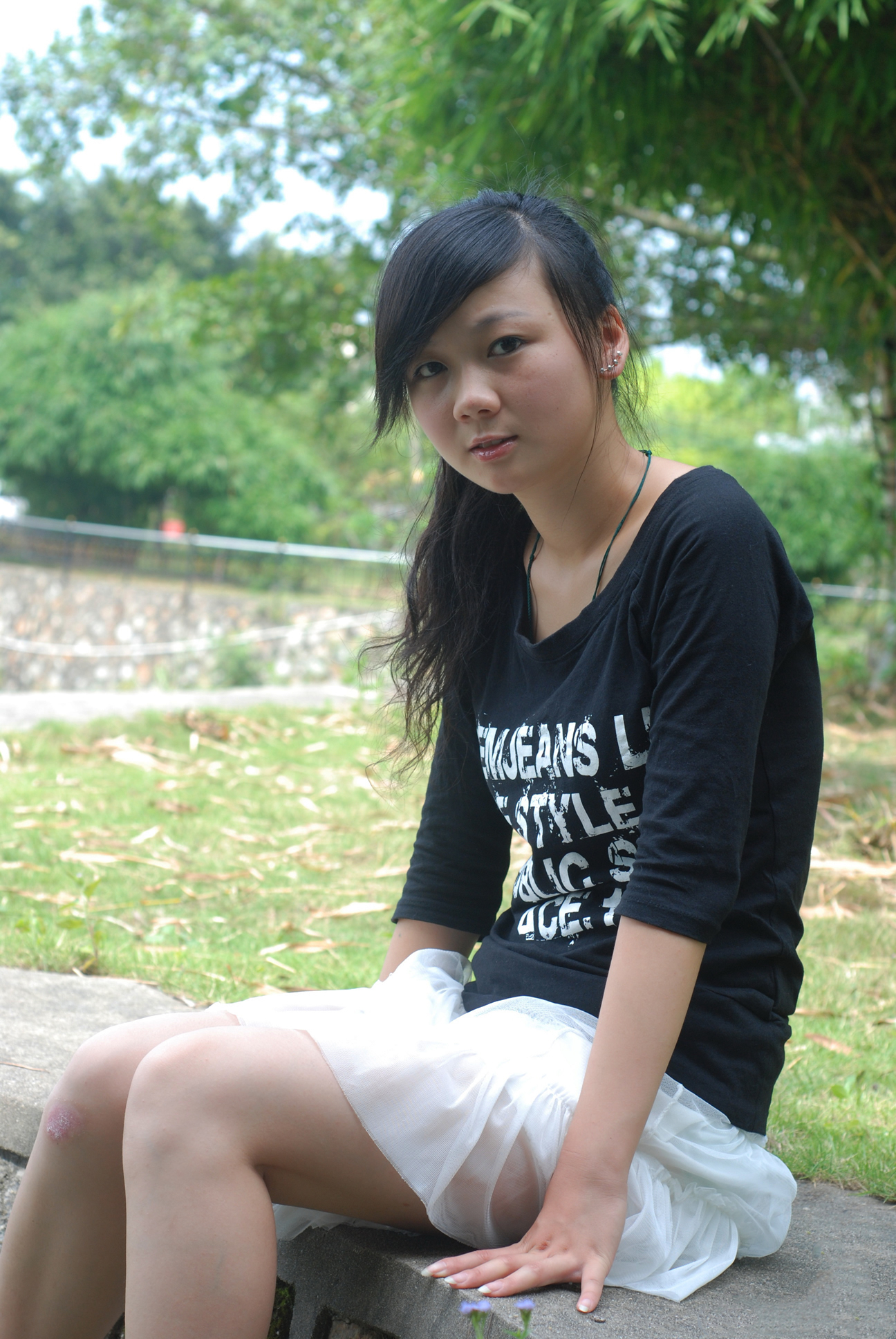 《人字拖赤足少女》作品图