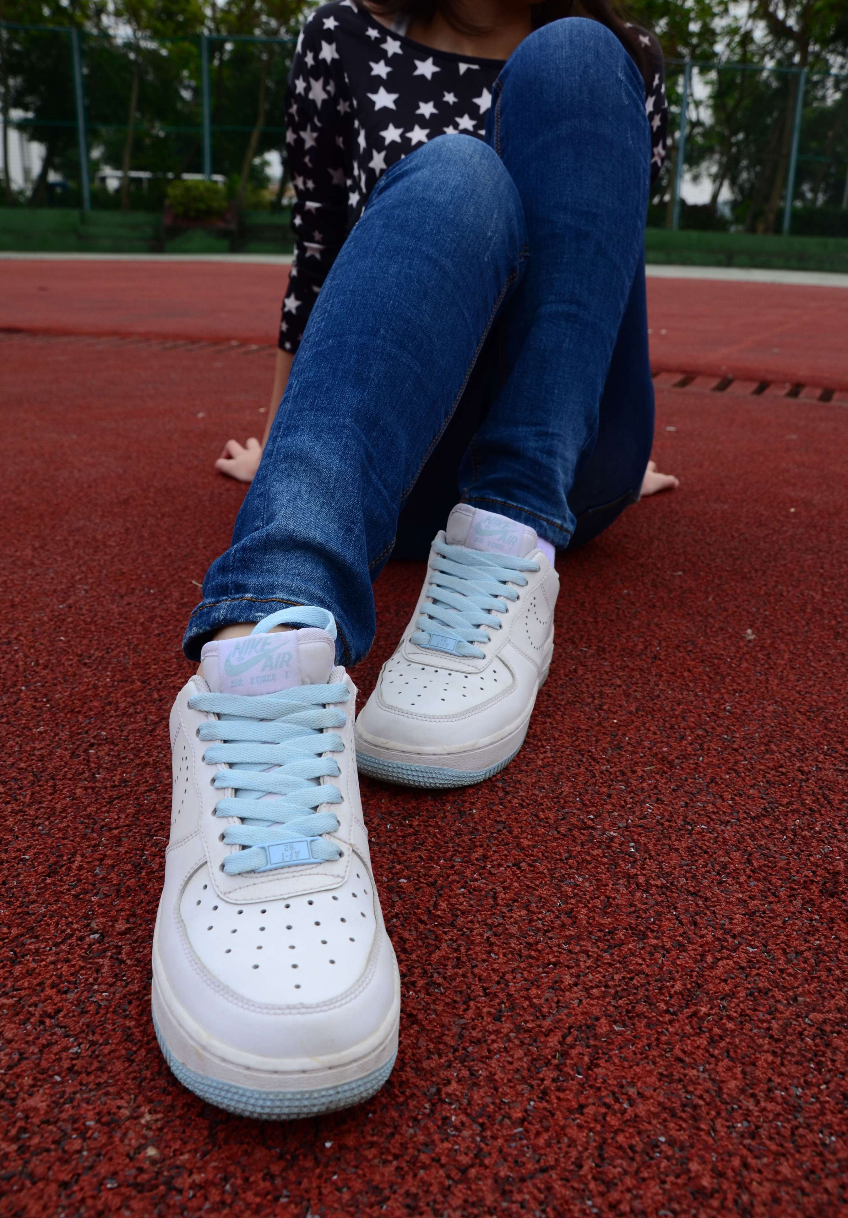 《操场牛仔板鞋の棉袜脚》作品图