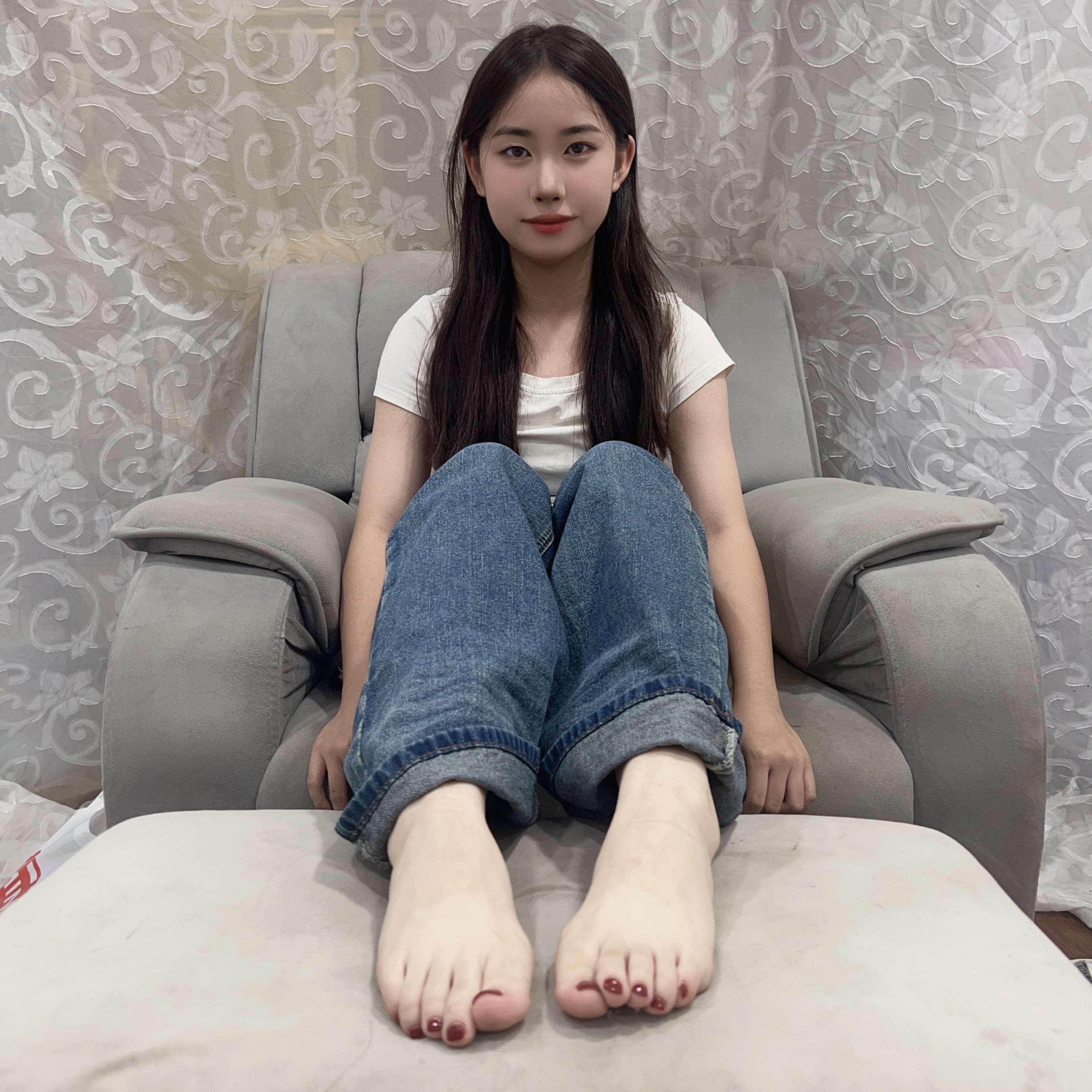 《牛仔裤少女干净嫩足》作品图