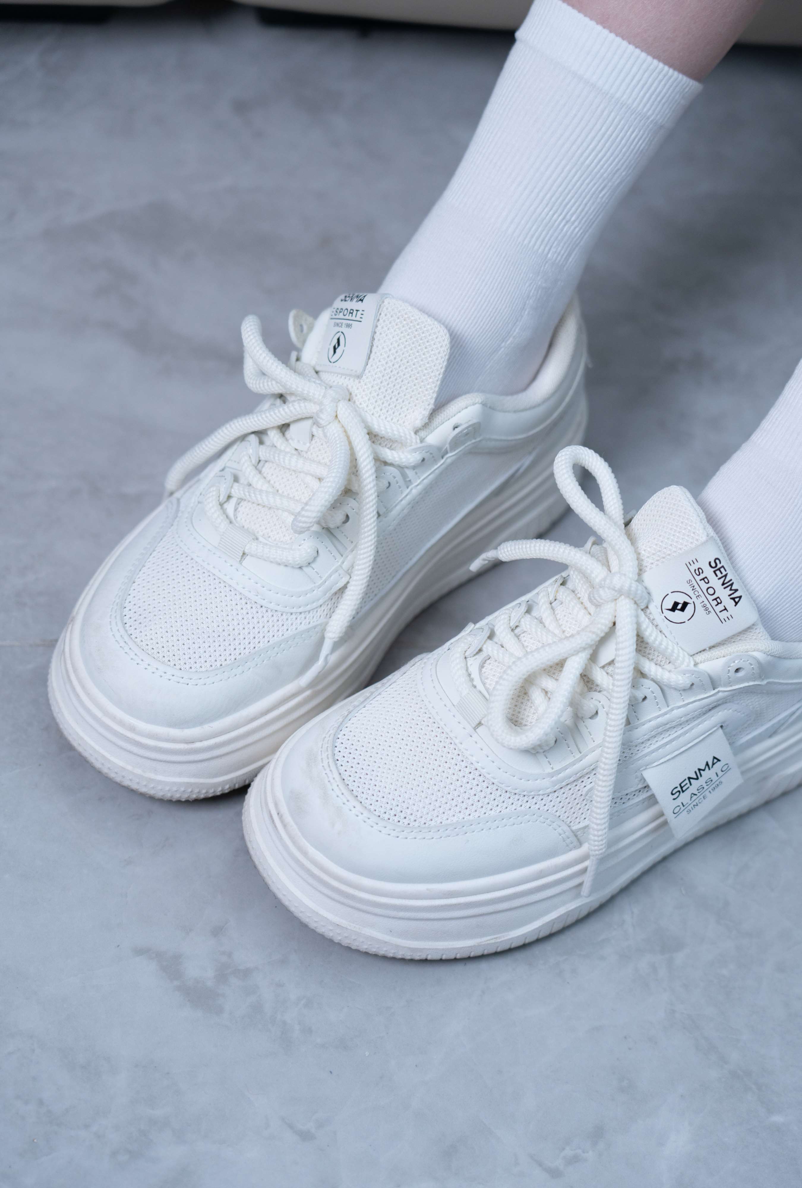 《珞珞-板鞋、白棉袜、裸足》作品图