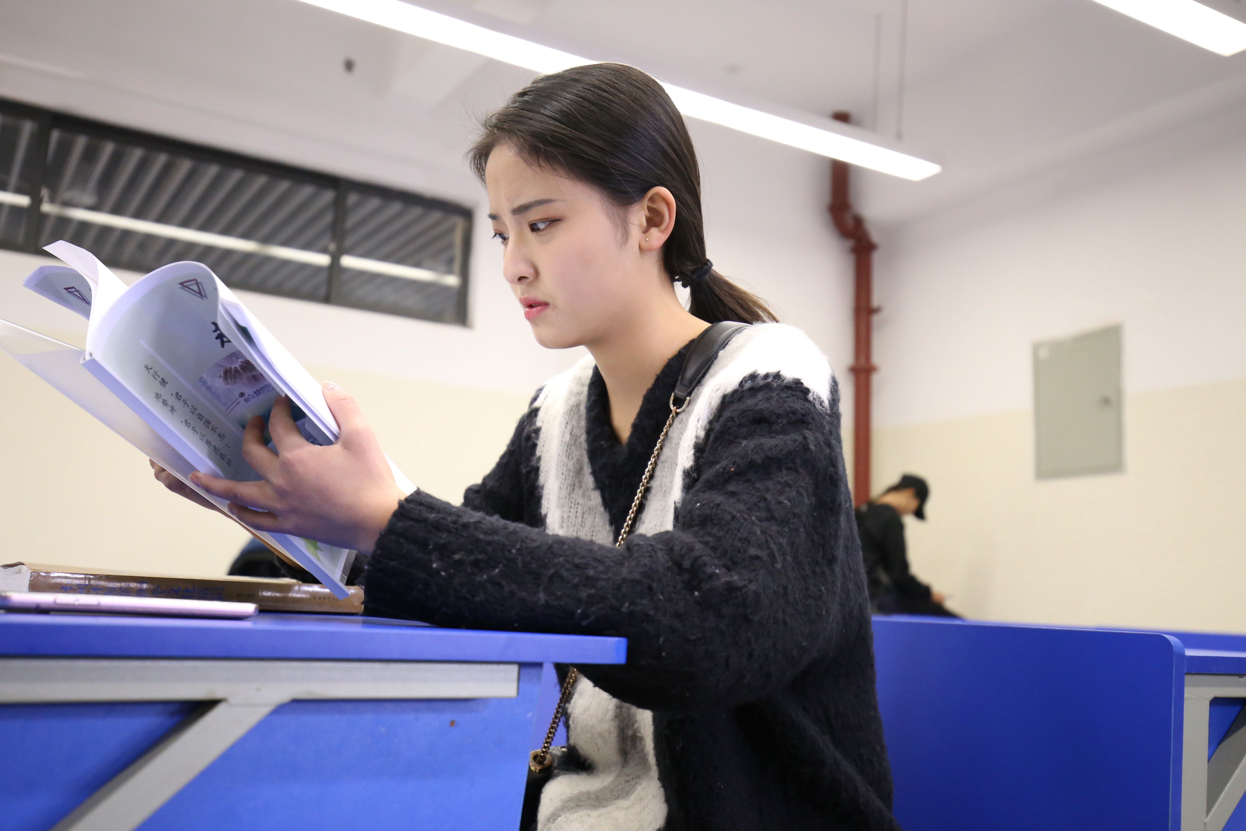 《放课の后长黑丝脚丫》作品图