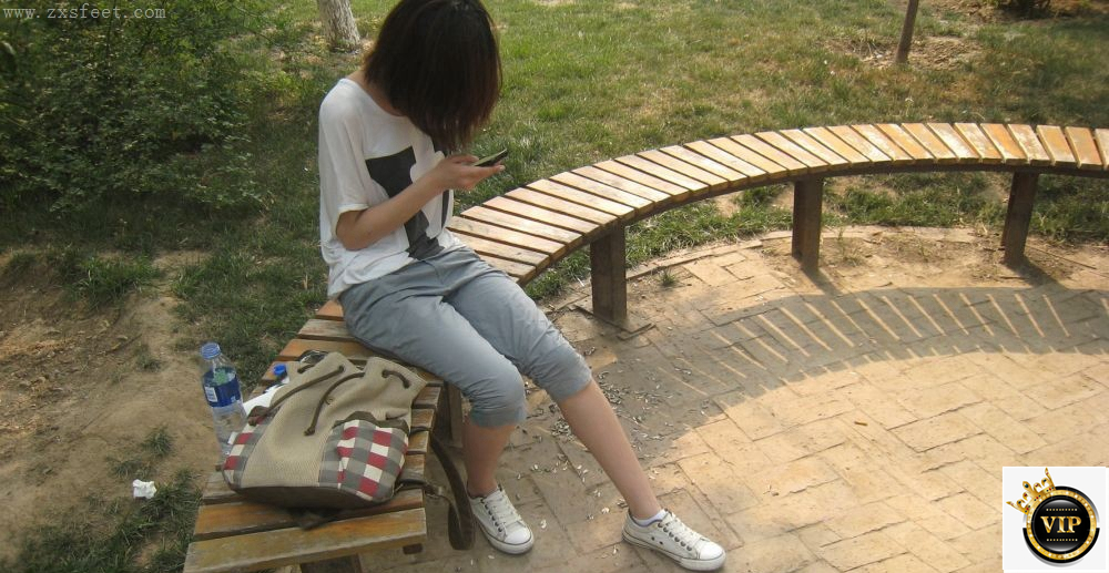 《户外的歇息》作品图