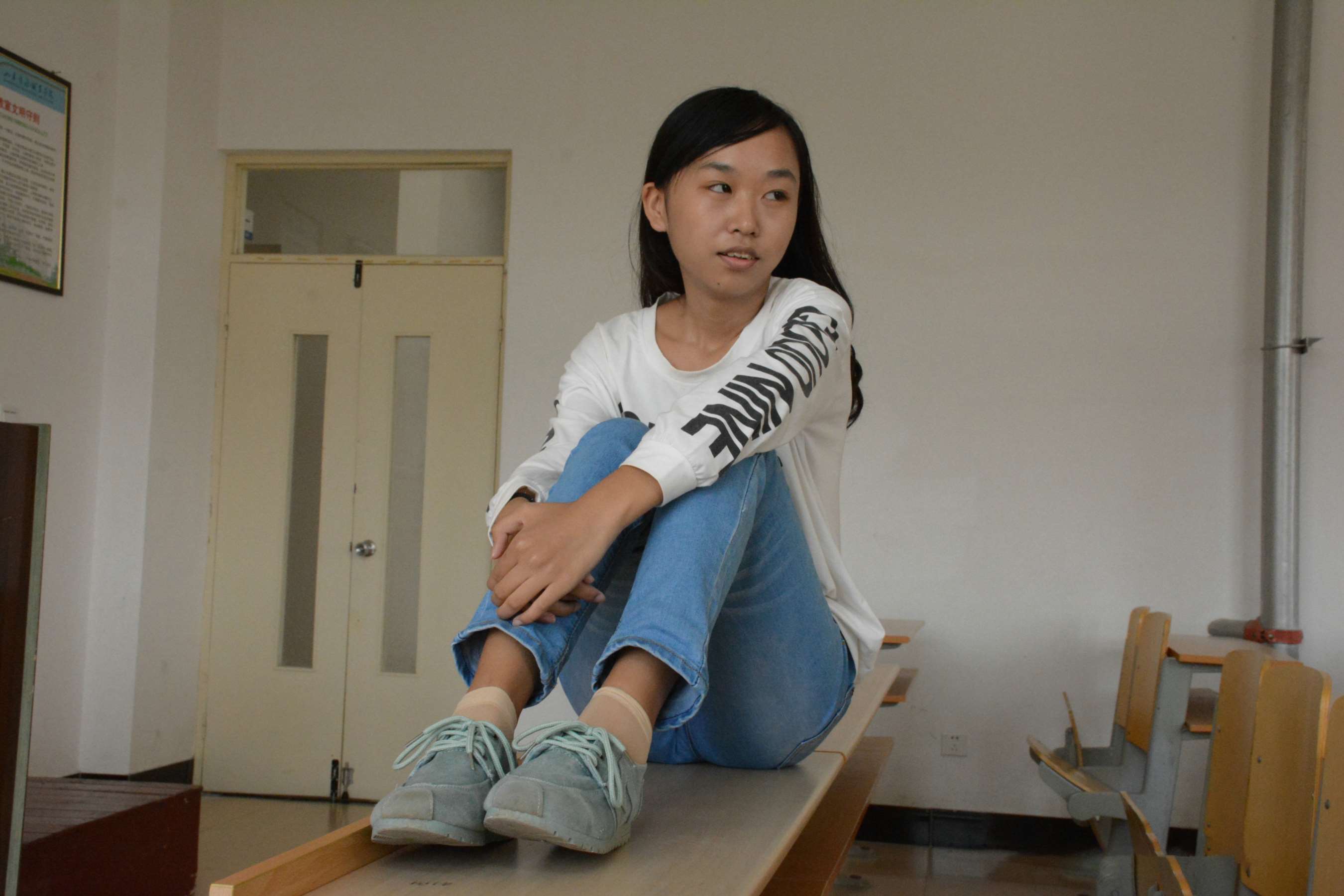 《程程课桌上展嫩足》作品图