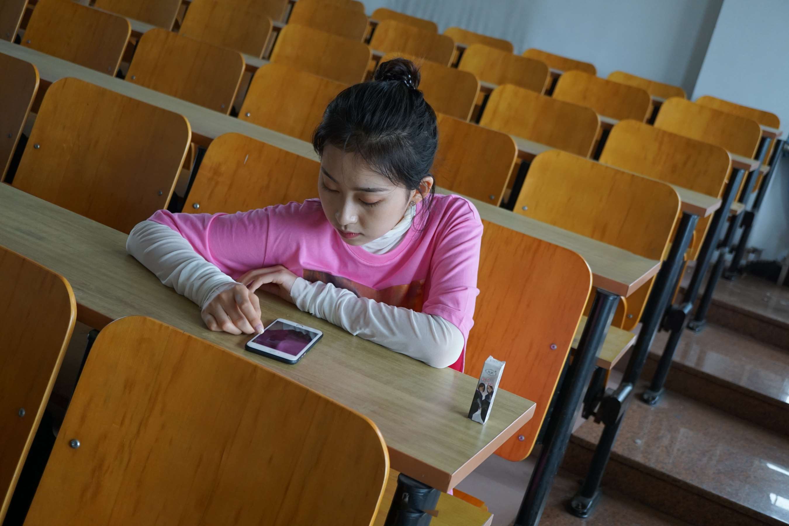 《陈思思 教室棉袜の嫩足》作品图