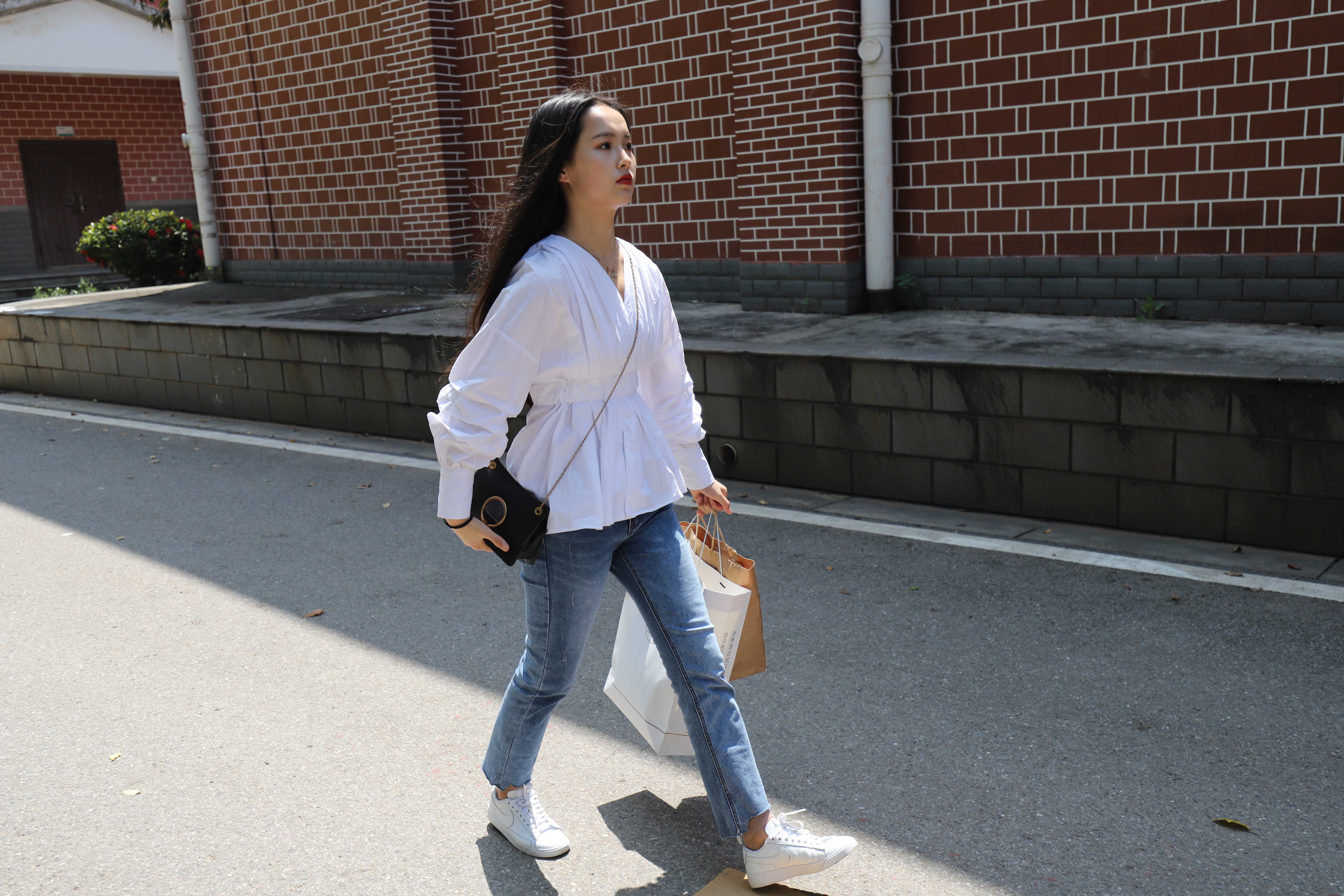 《公园阶梯板鞋丝袜脚》作品图