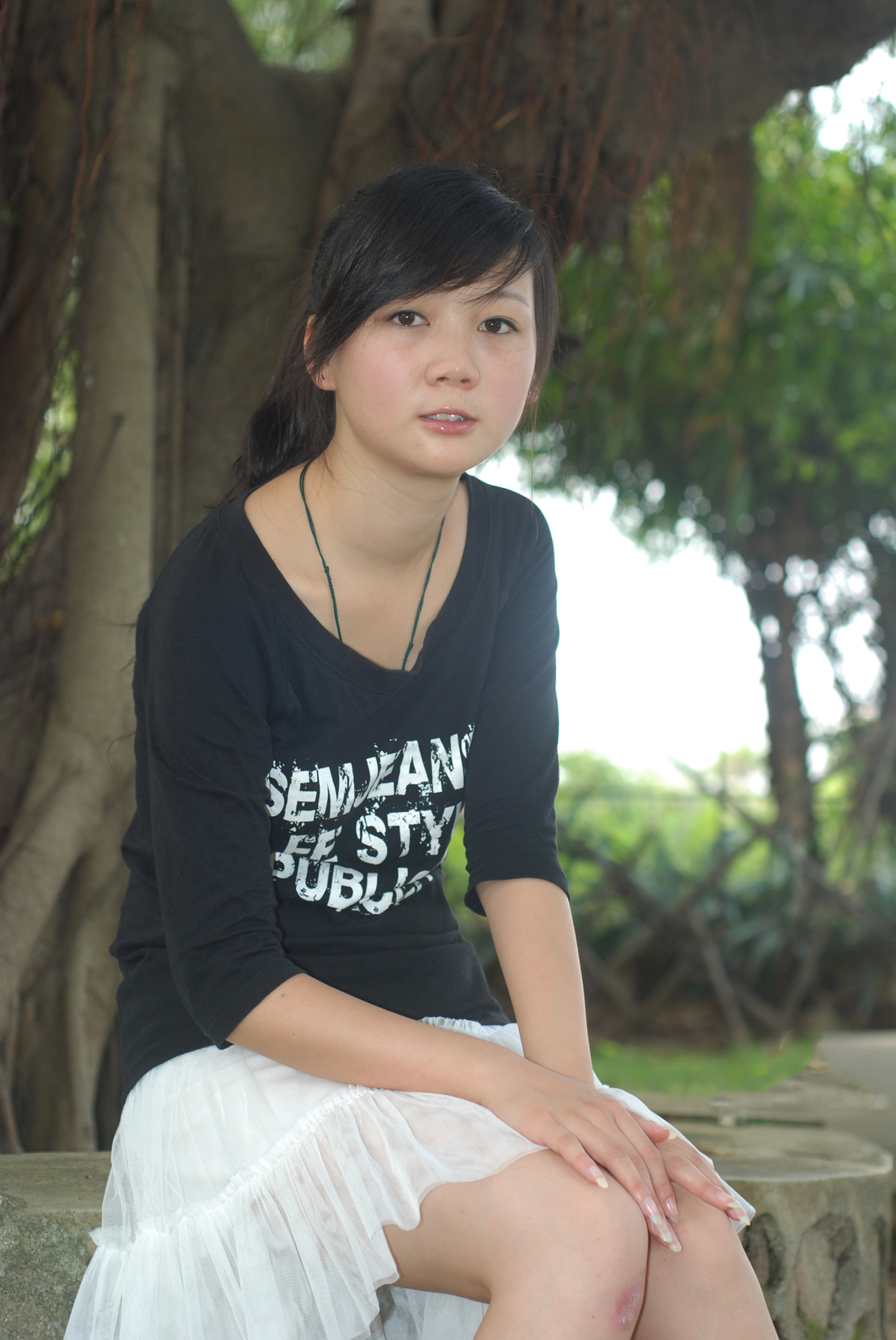 《人字拖赤足少女》作品图