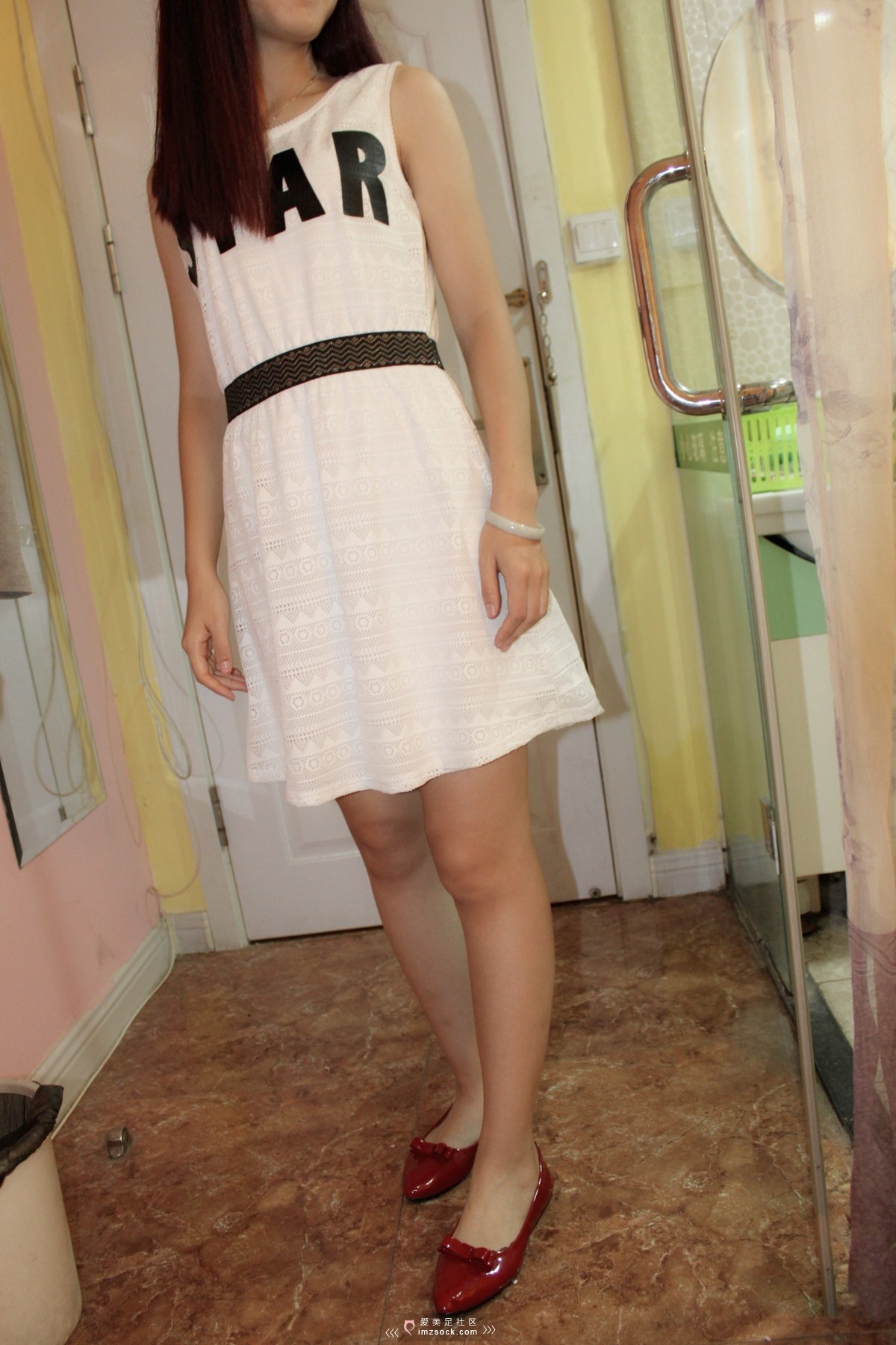 《连衣裙红色平跟小皮鞋女神》作品图