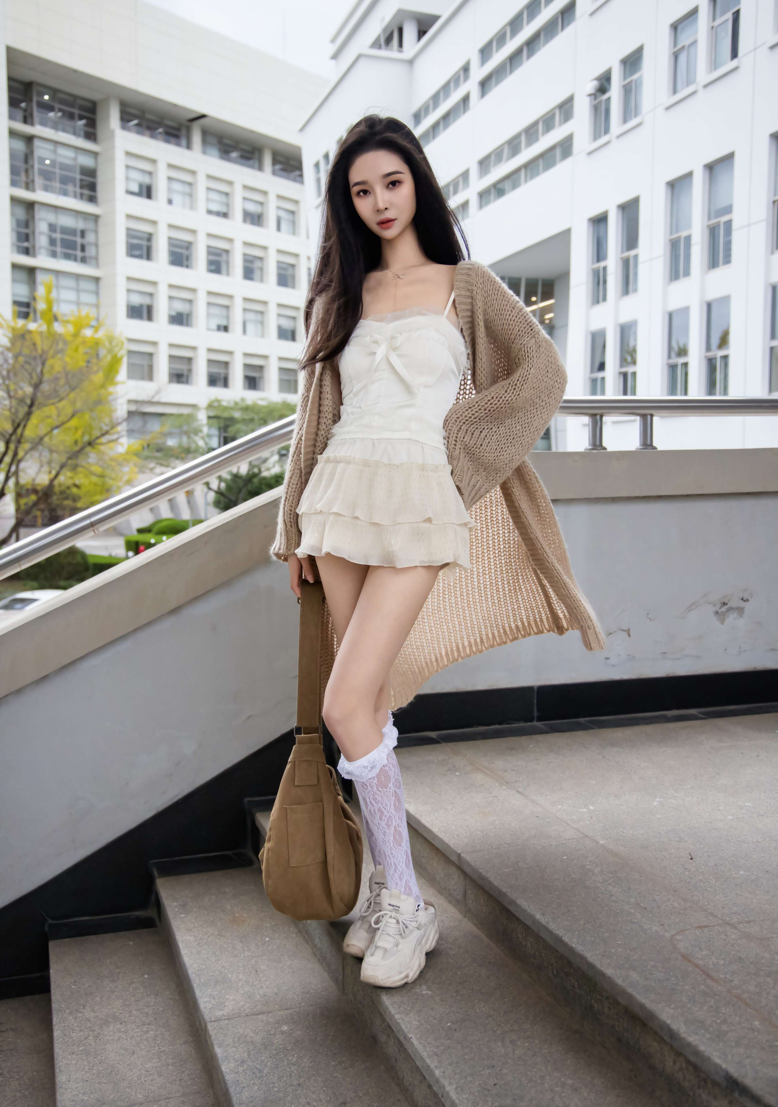 《南南-吊带运动鞋の白丝袜、裸足》作品图