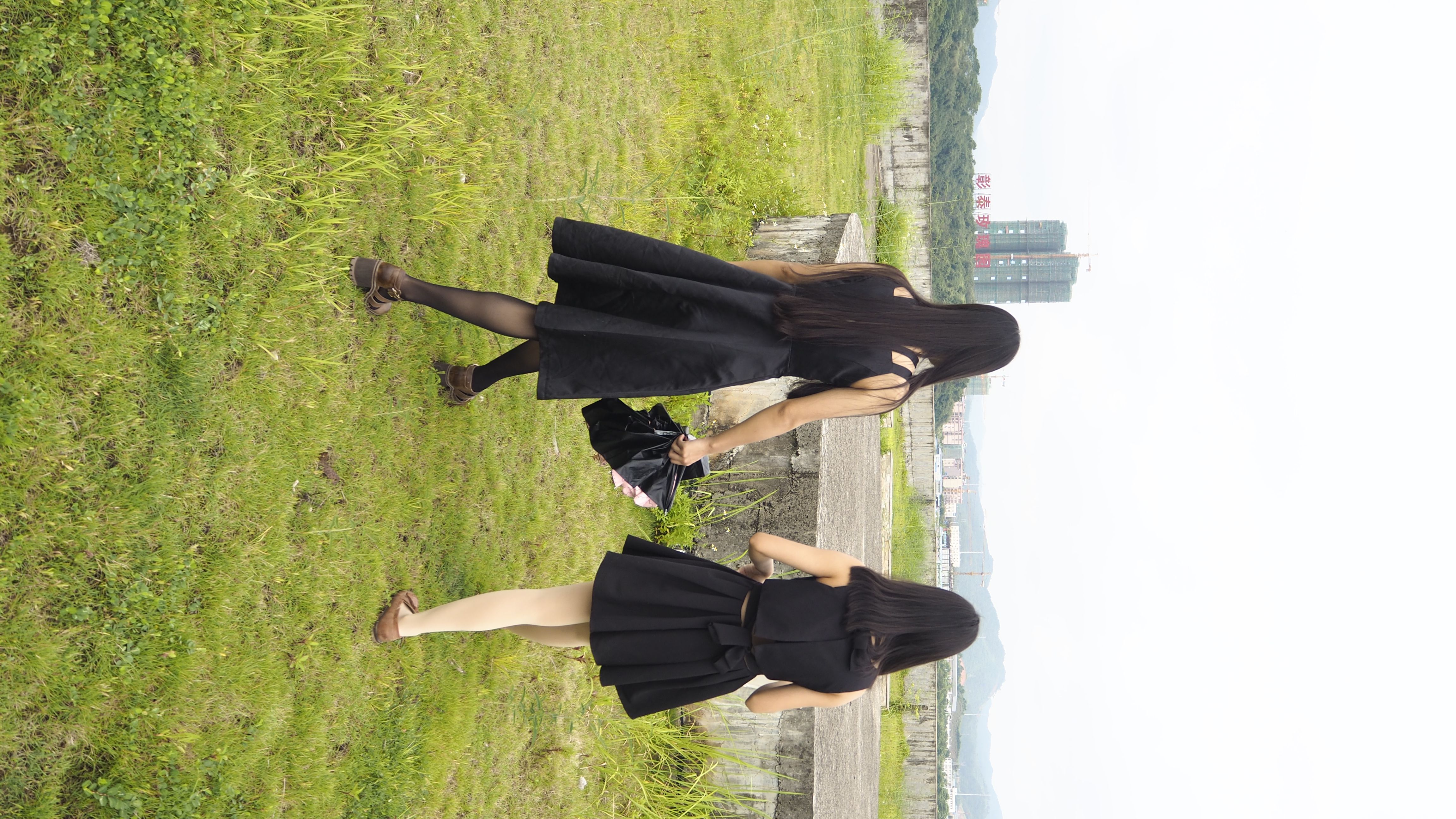 《两位小可爱黑色连衣裙》作品图