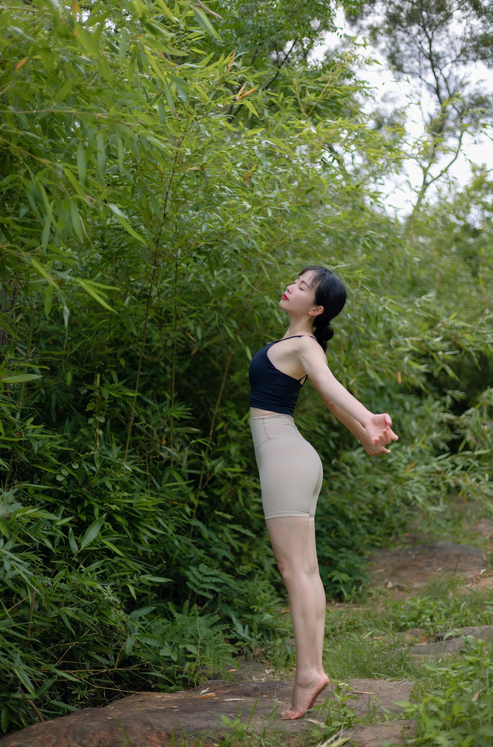 《小姐姐练瑜伽》作品图