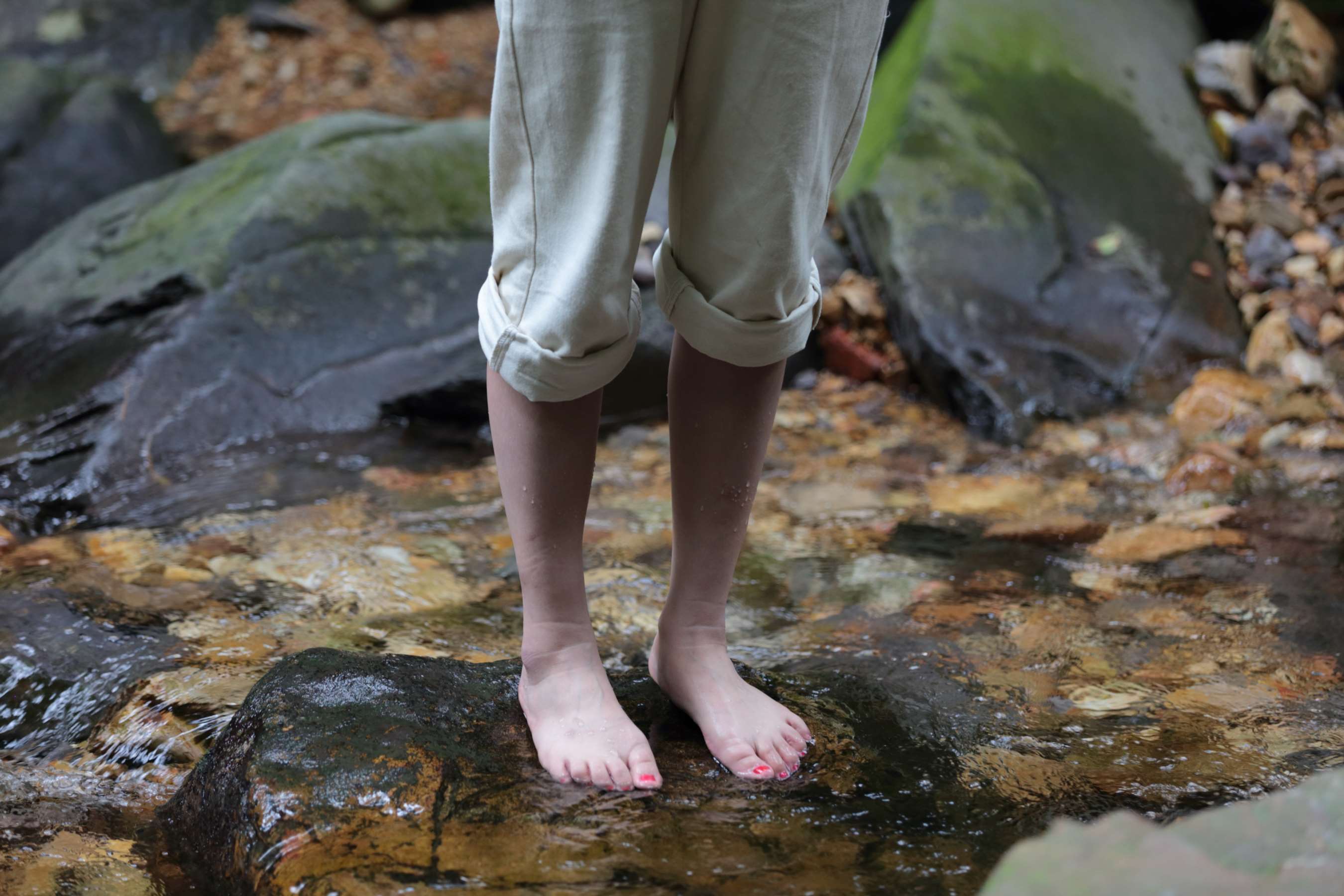 《清纯可爱的两位美女大学生脱掉鞋袜露白嫩美脚》作品图