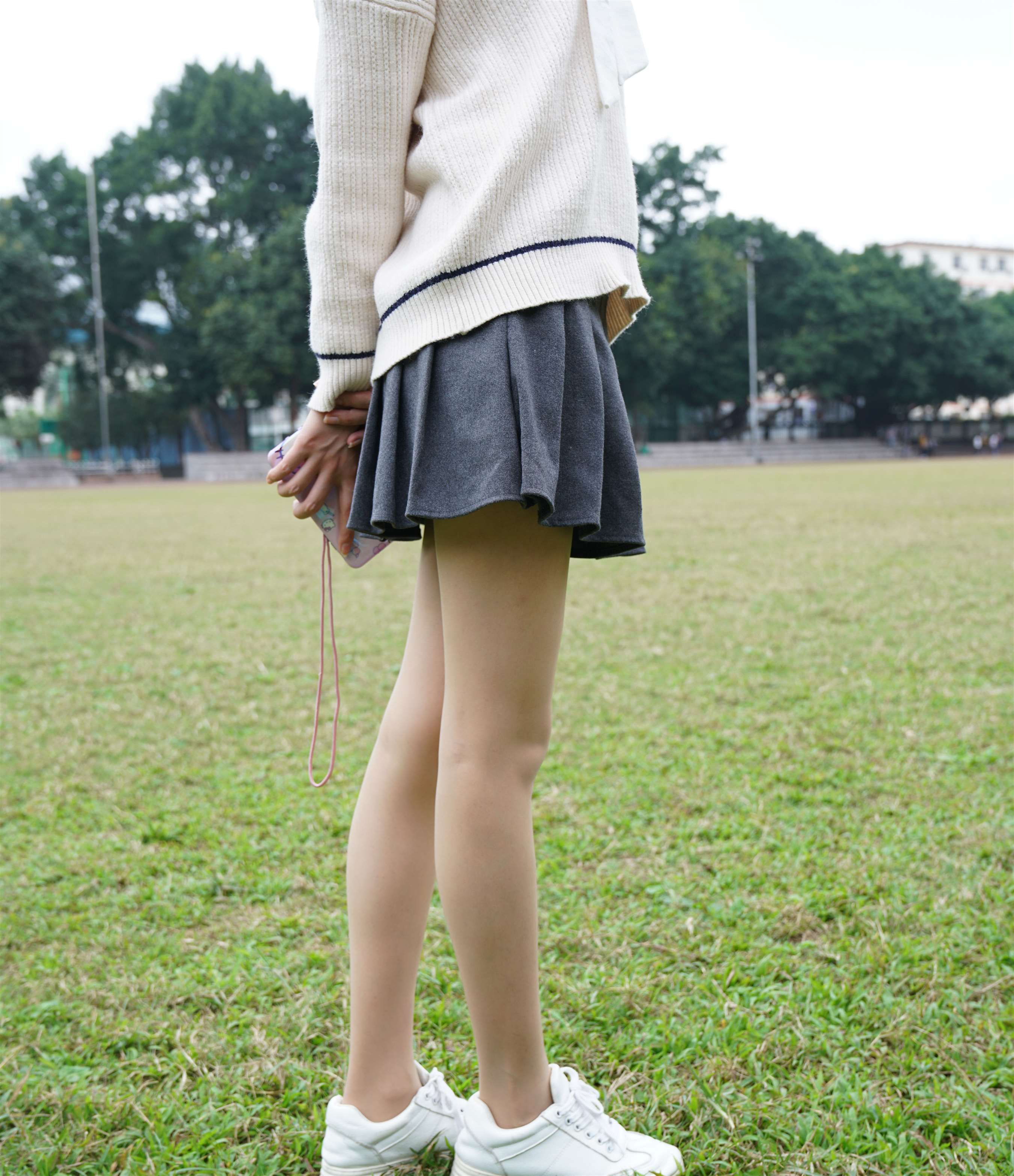 《操场上的丝足》作品图