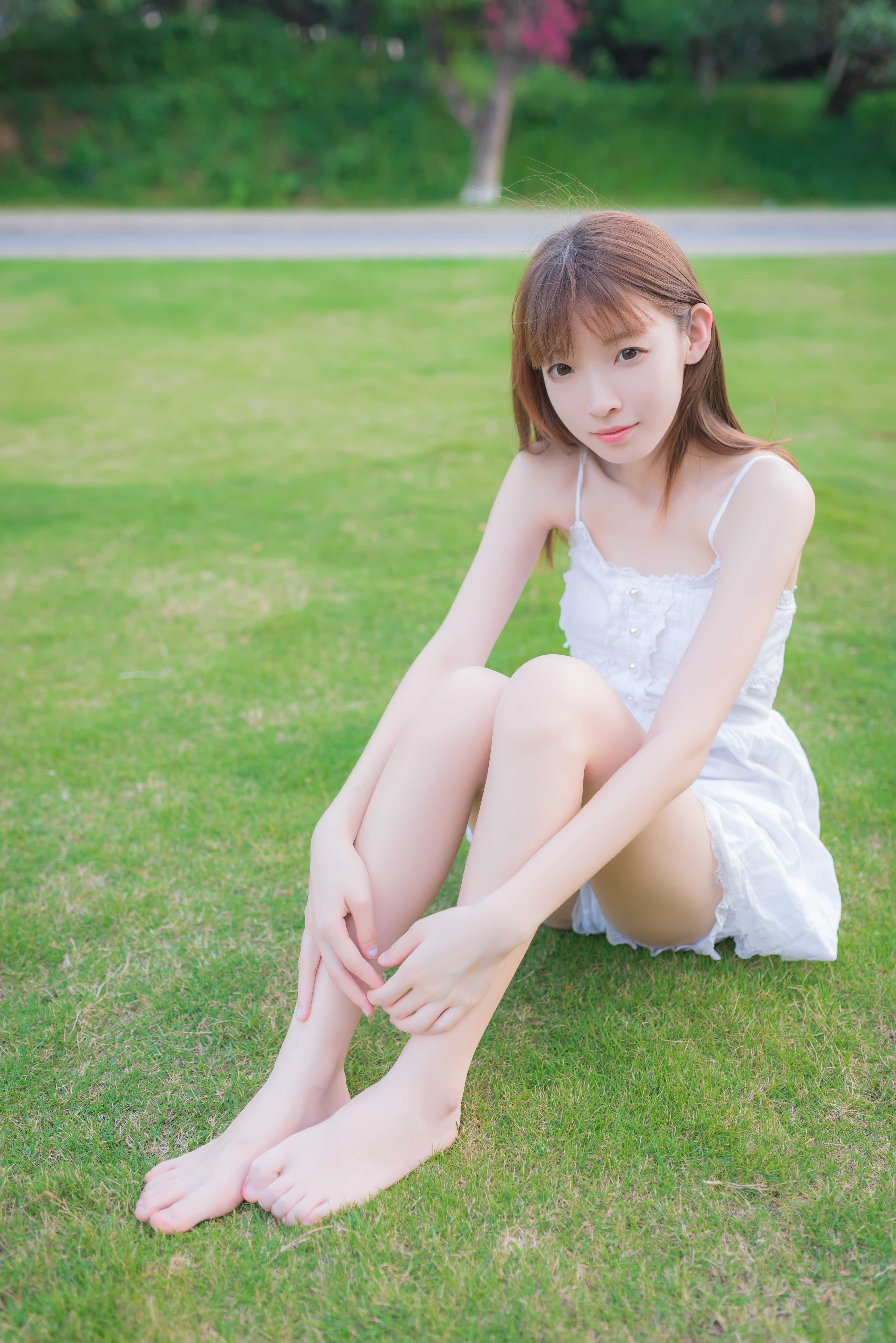 《夏日踏青の裸足脚丫》作品图