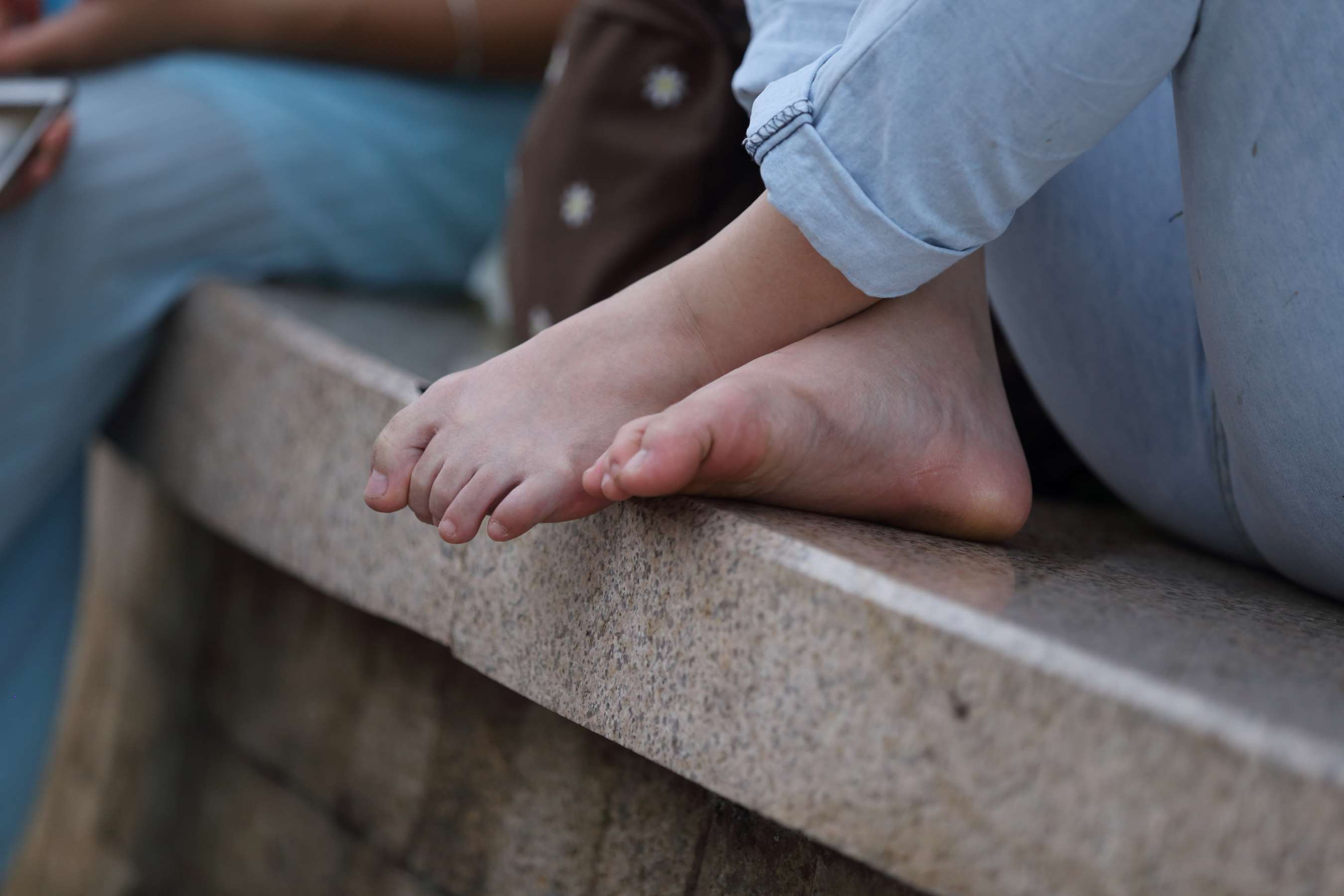 《可爱的眼镜妹-赤脚盘坐大显水润玉足》作品图