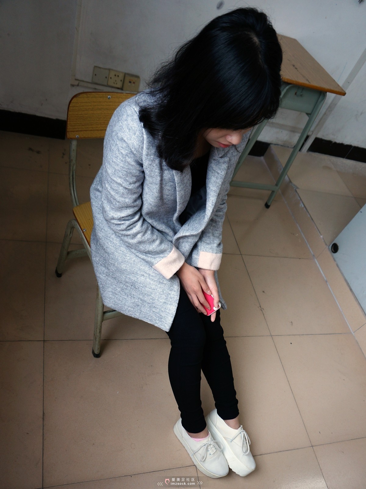 《学校里的嫩脚少女 红指甲+粉色小船袜》作品图