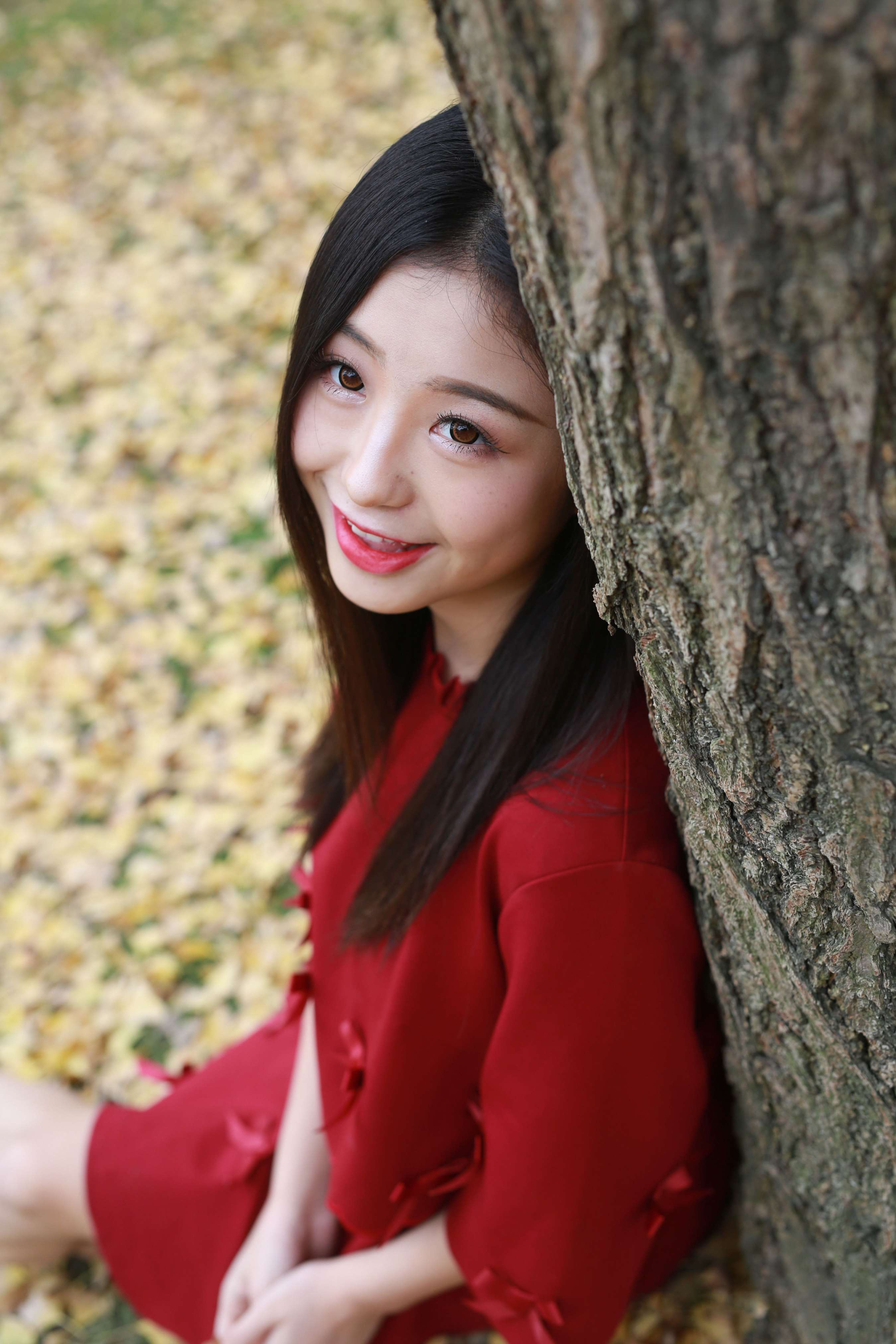 《杨雪睛 红裙嫩足》作品图