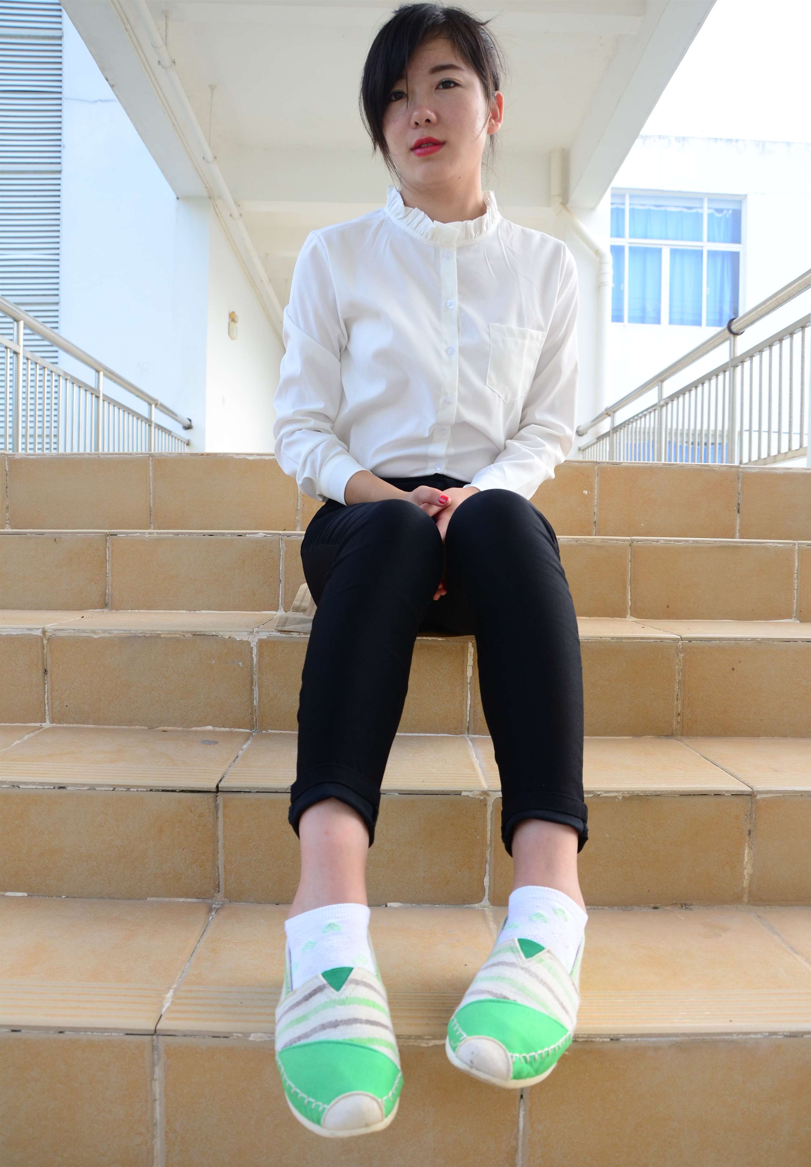 《教学楼里的布鞋の白棉袜脚》作品图