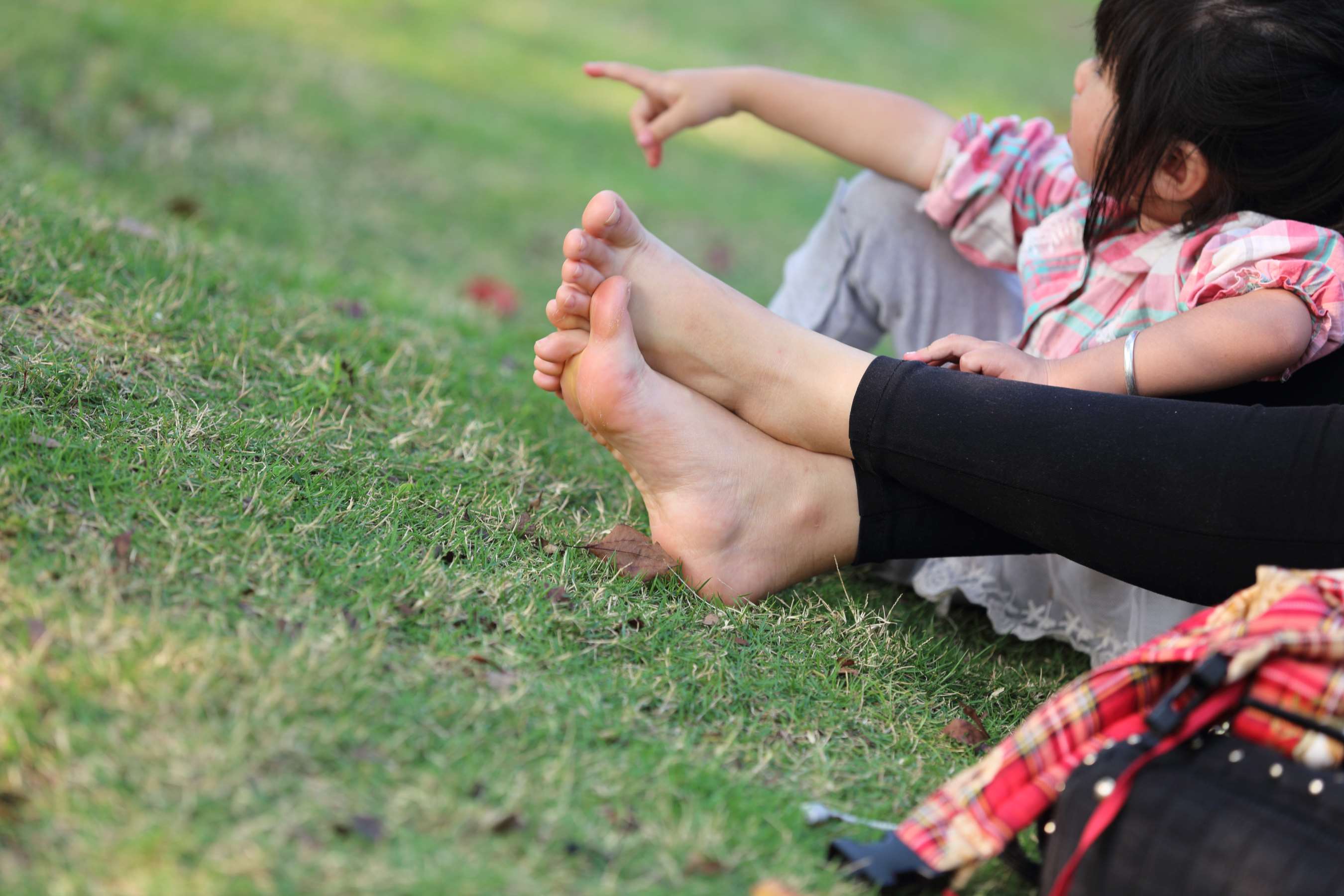 《少妇从鞋中脱出极其湿润的美脚》作品图