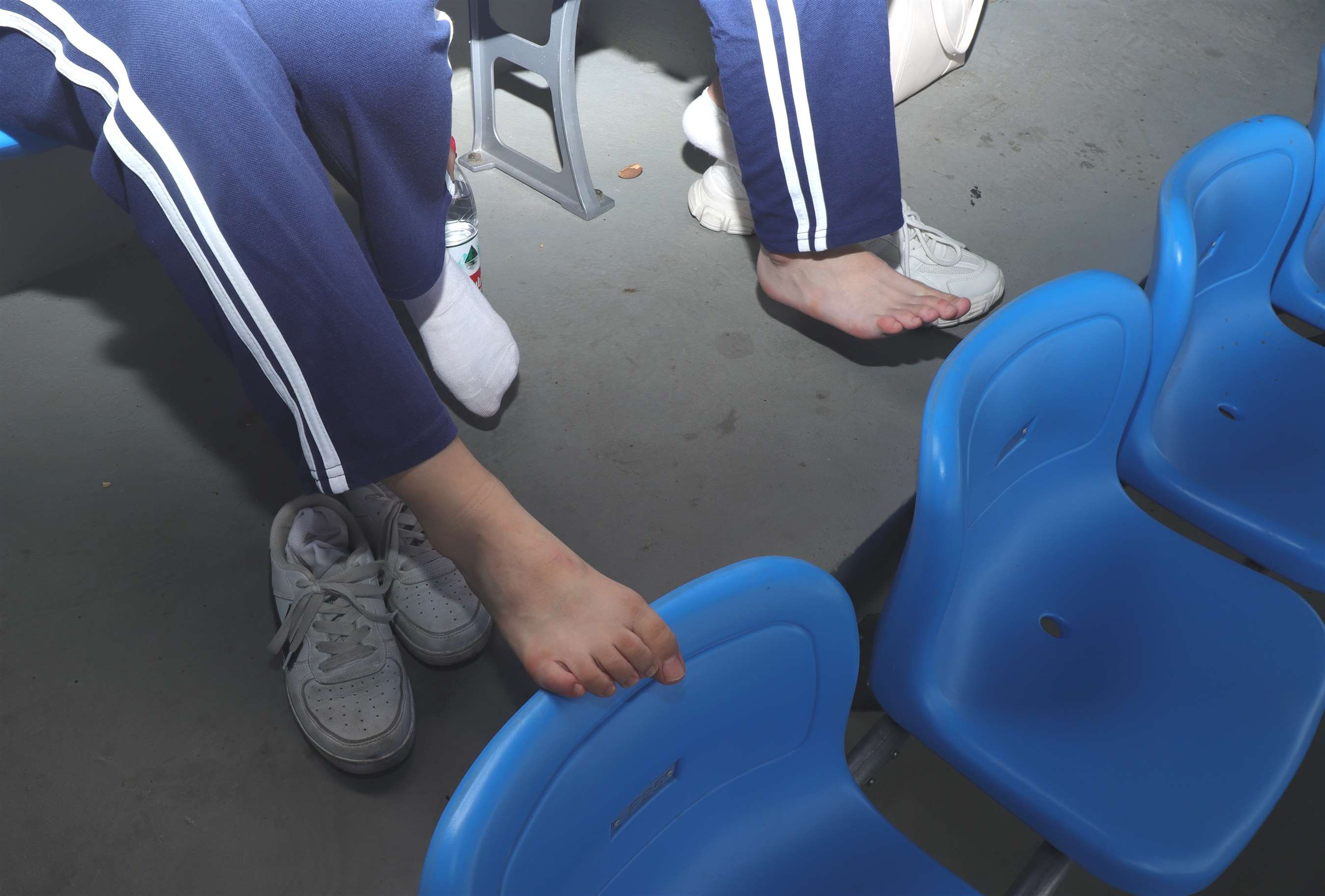 《淇淇与同学脱下运动鞋露出原味脚丫》作品图