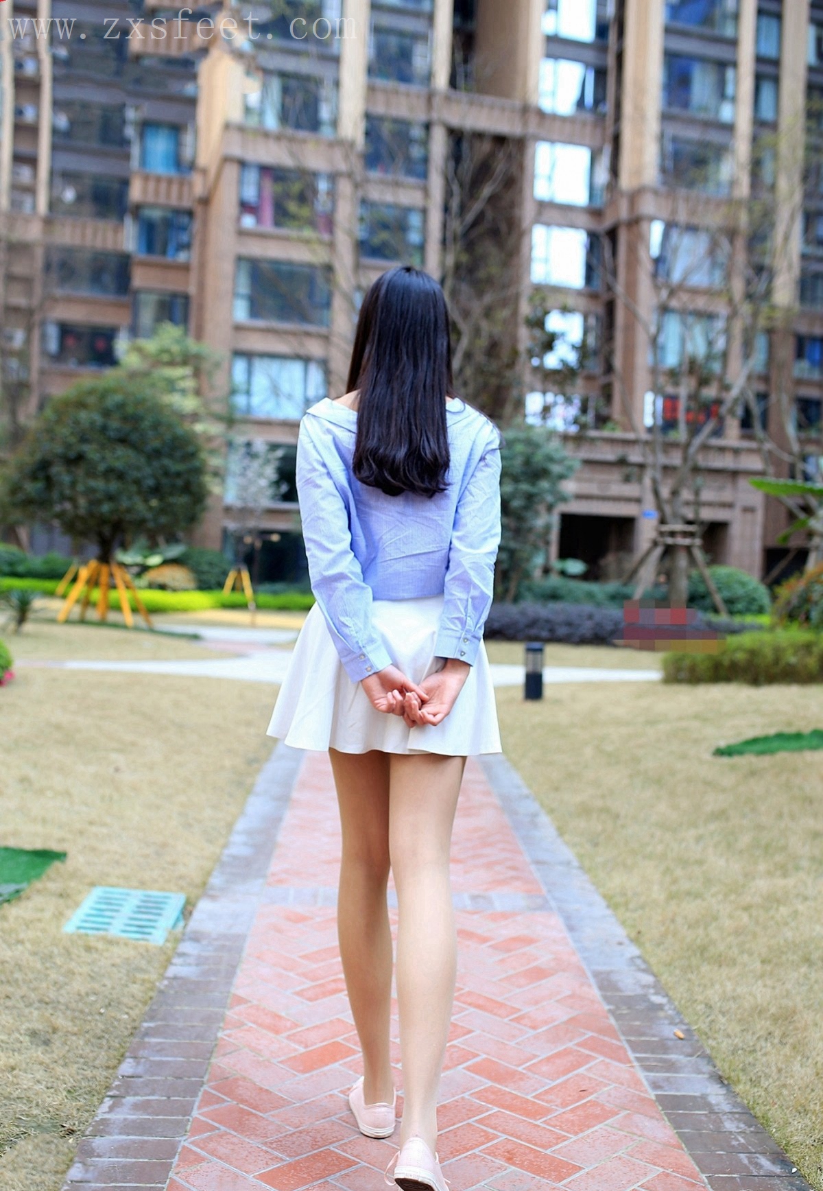 《公园的儿童滑梯上》作品图