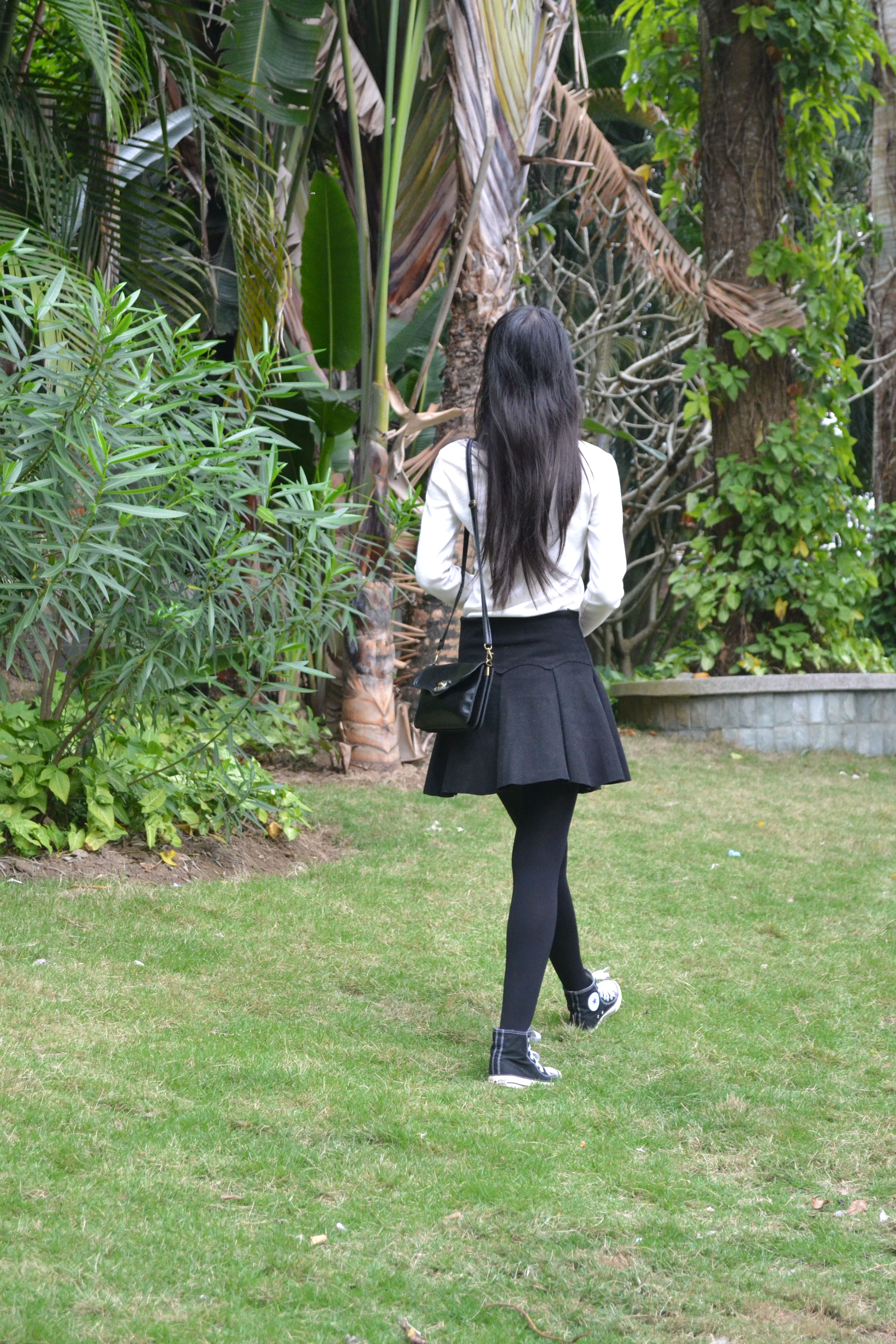 《湖边黑丝袜脚の帆布鞋》作品图