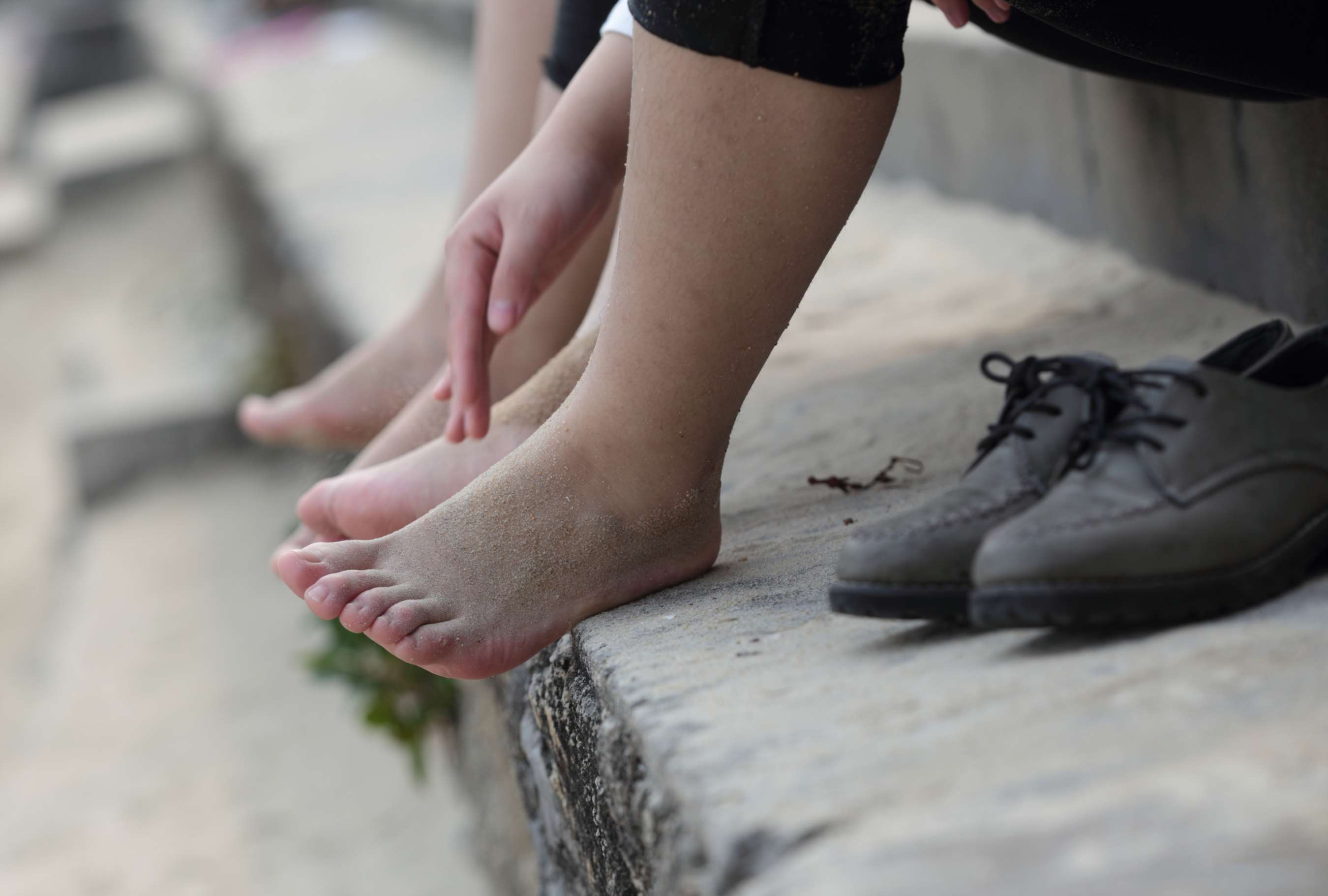 《两位青春小女生脱掉了鞋袜露出极白里透红的水润玉足》作品图