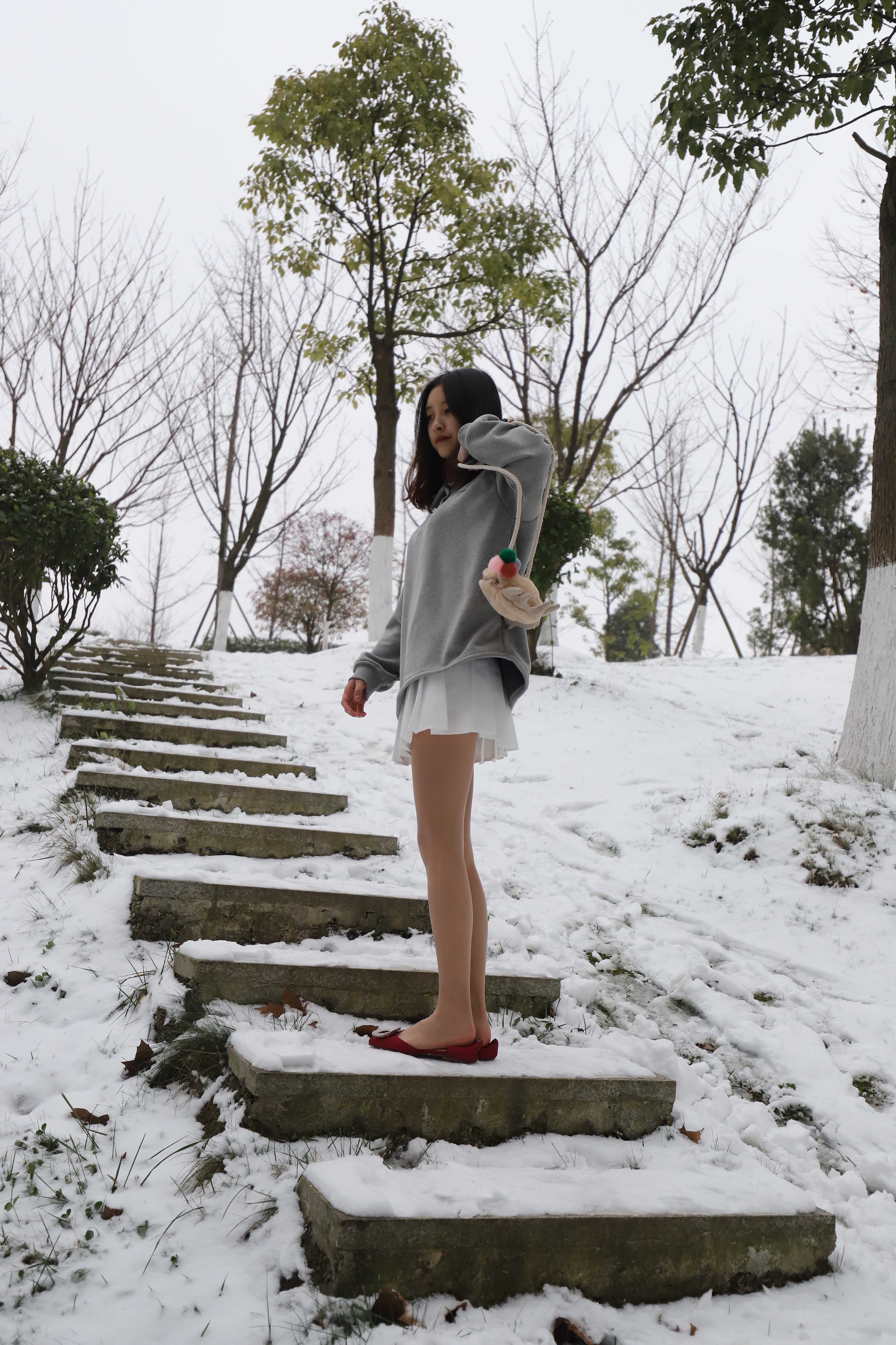 《雪地大长腿学姐肉丝袜脚丫+视频一部》作品图