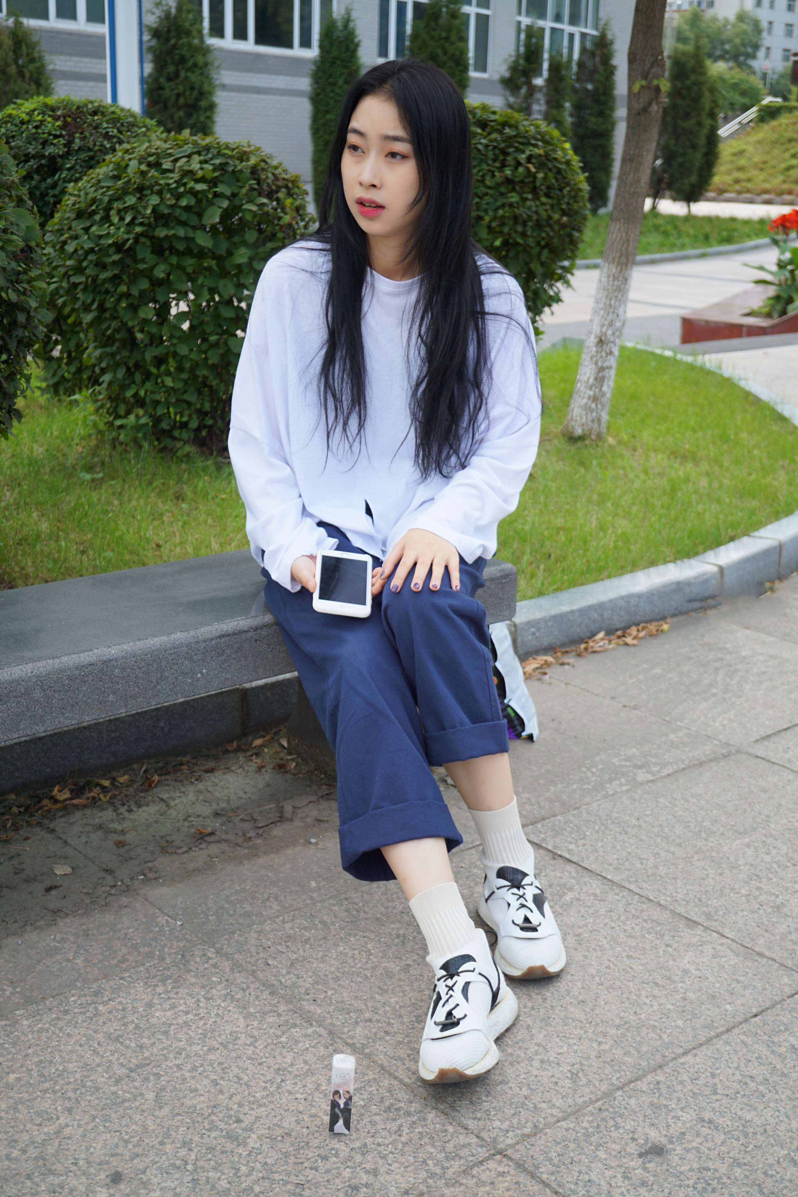 《陈思思 石凳脱袜展嫩足》作品图