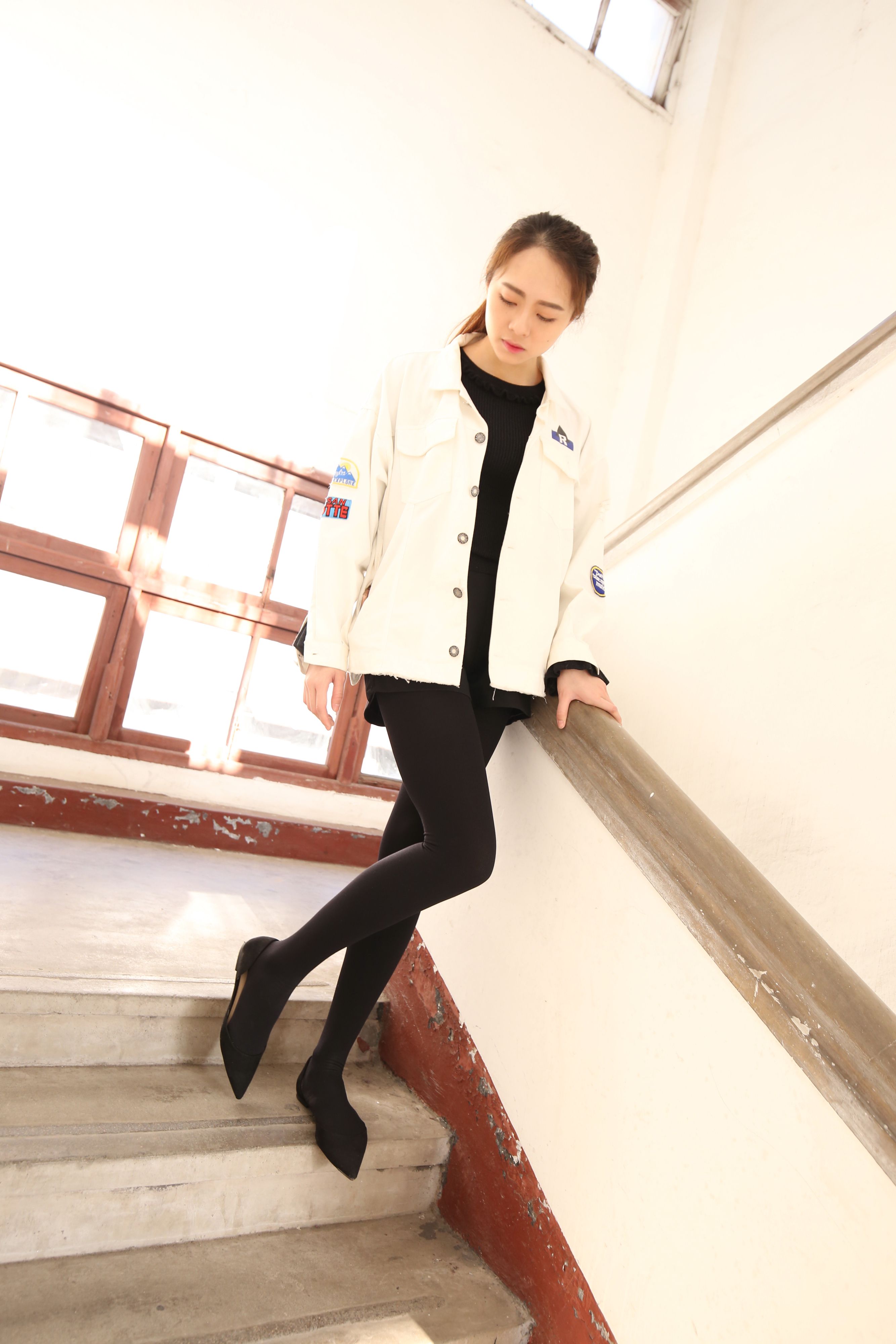 《学姐楼道黑丝挑高跟+一个视频》作品图