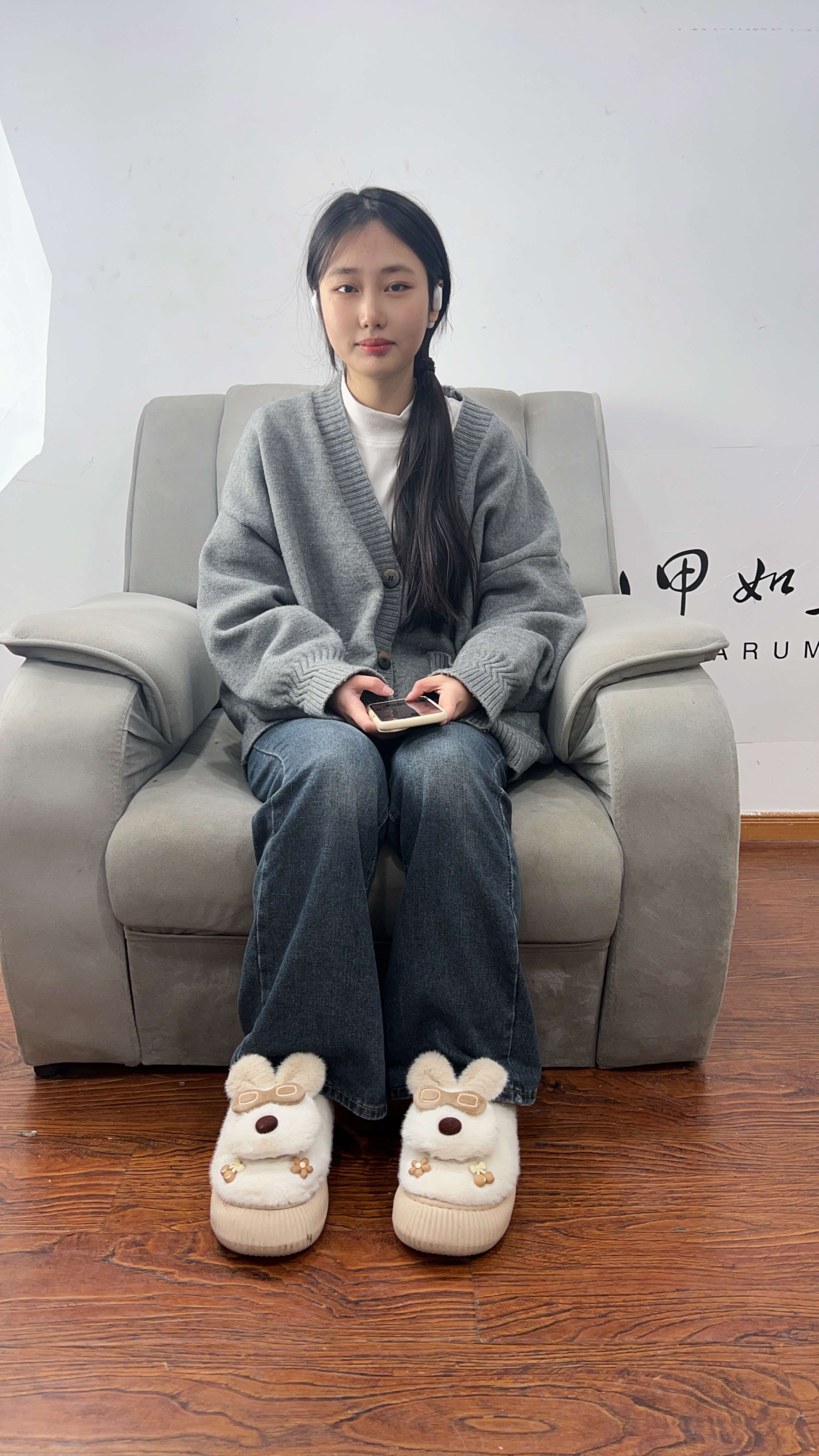 《牛仔少女脱毛毛鞋展嫩足》作品图