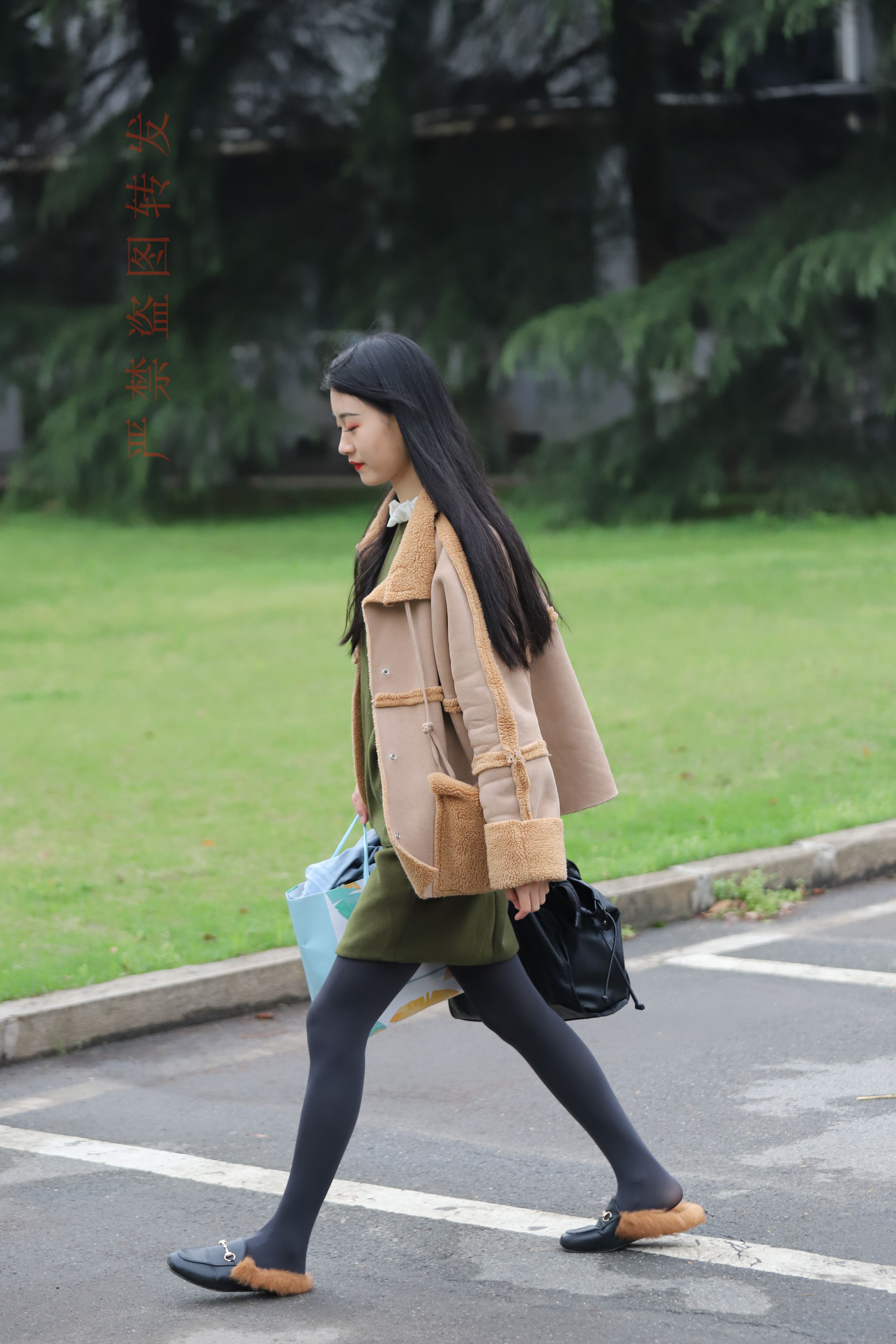 《运动后的黑丝脚丫》作品图