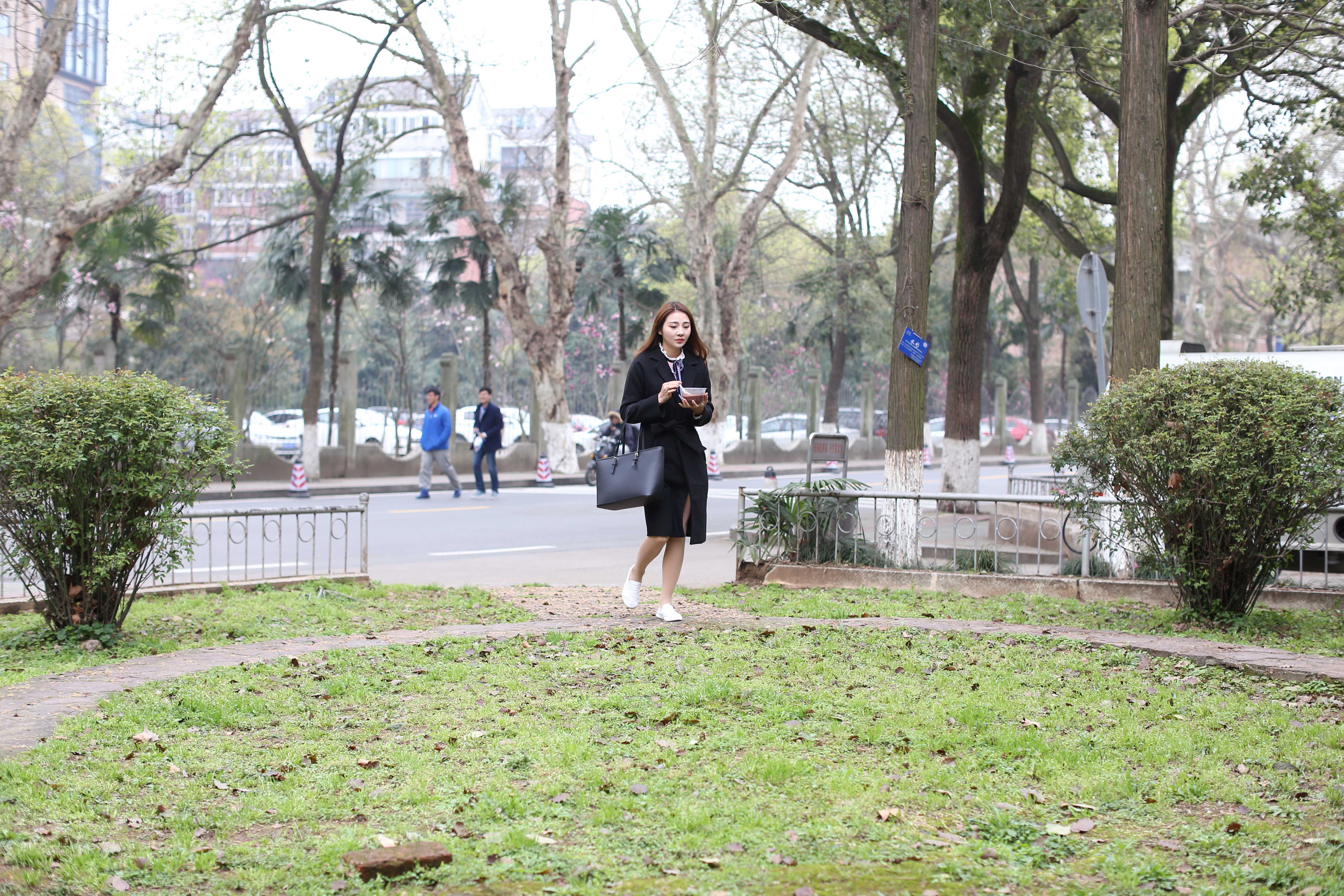 《街头越拍大长腿丝袜脚丫》作品图