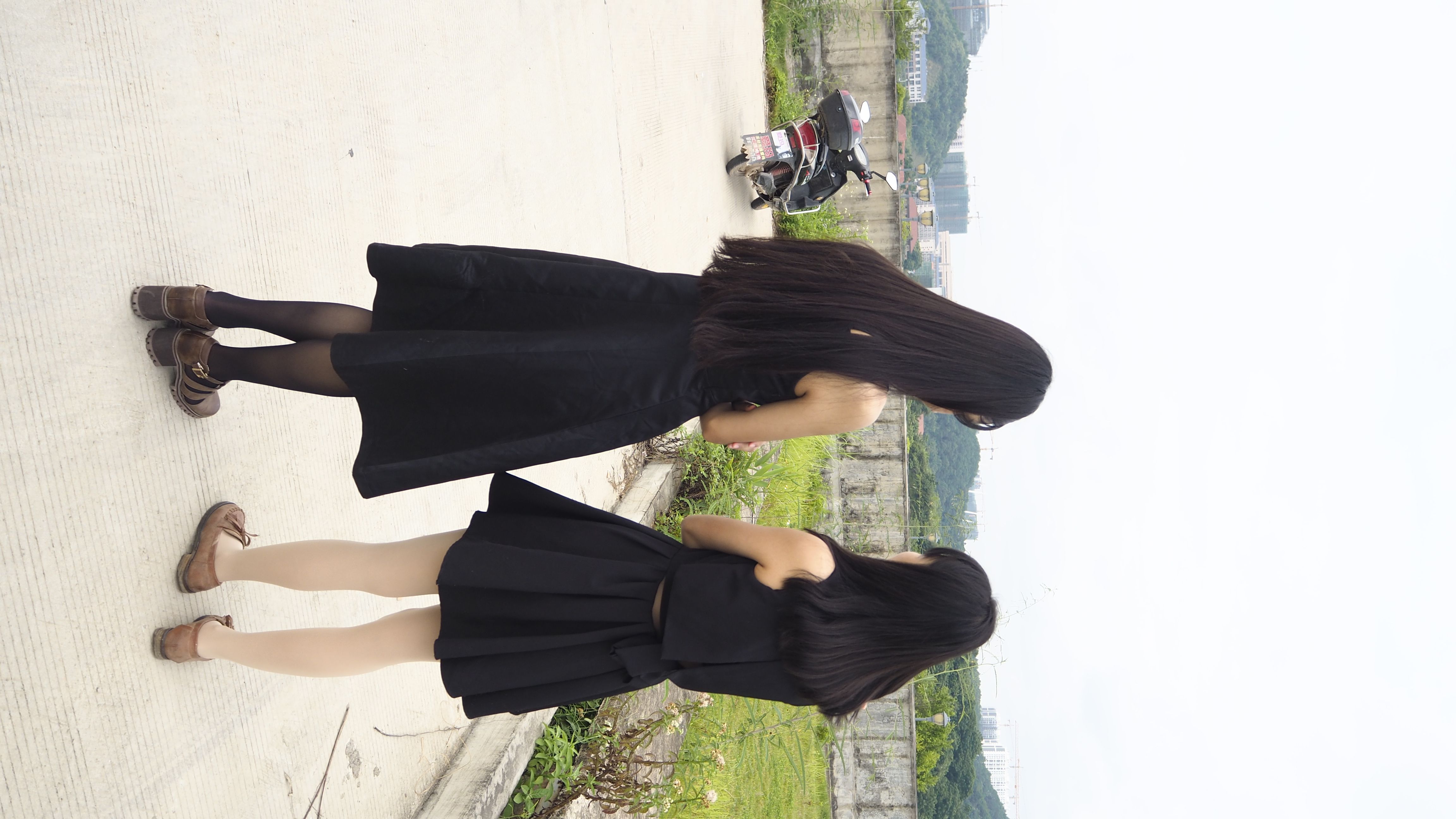 《两位小可爱黑色连衣裙》作品图