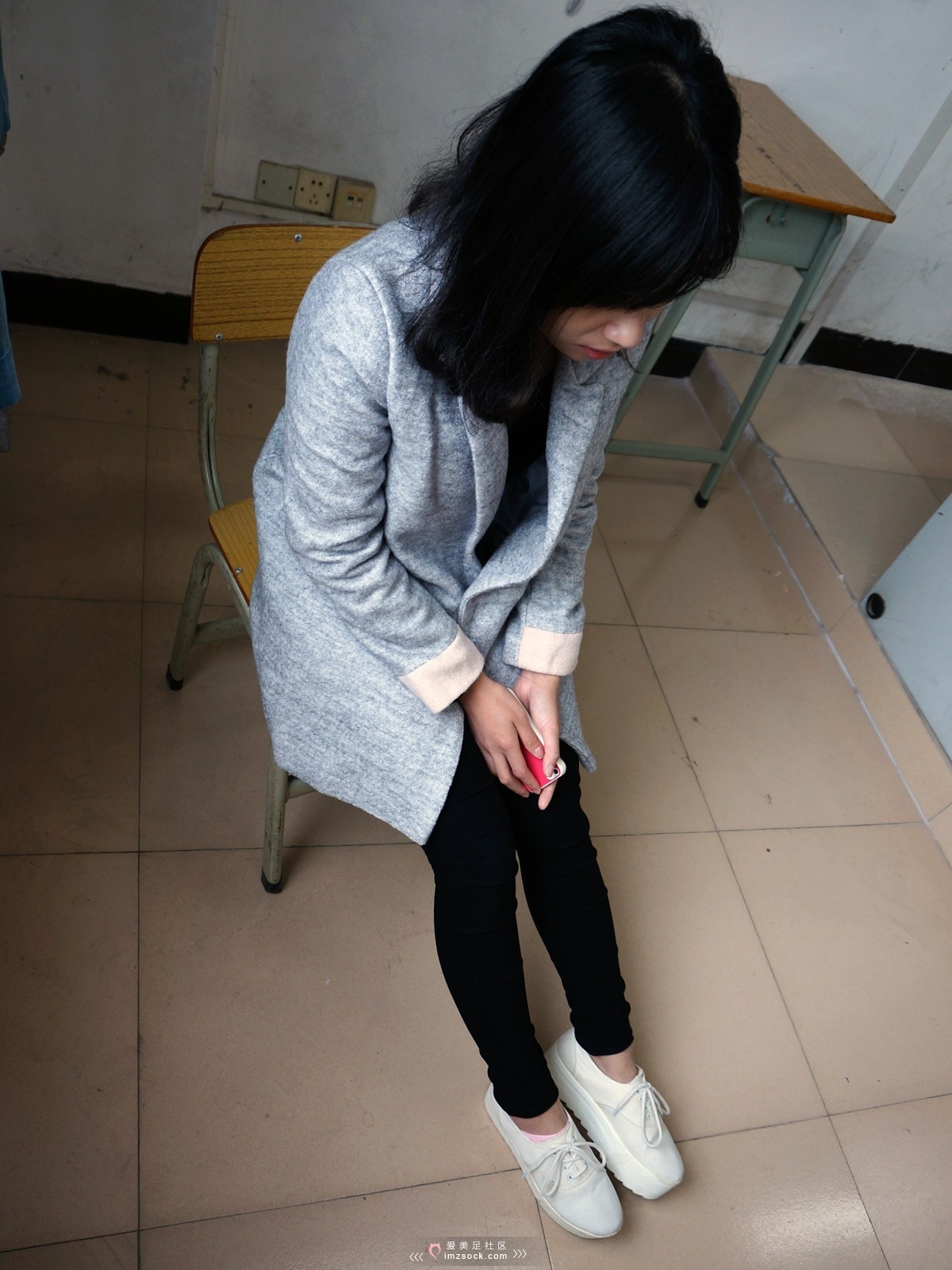 《学校里的嫩脚少女 红指甲+粉色小船袜》作品图