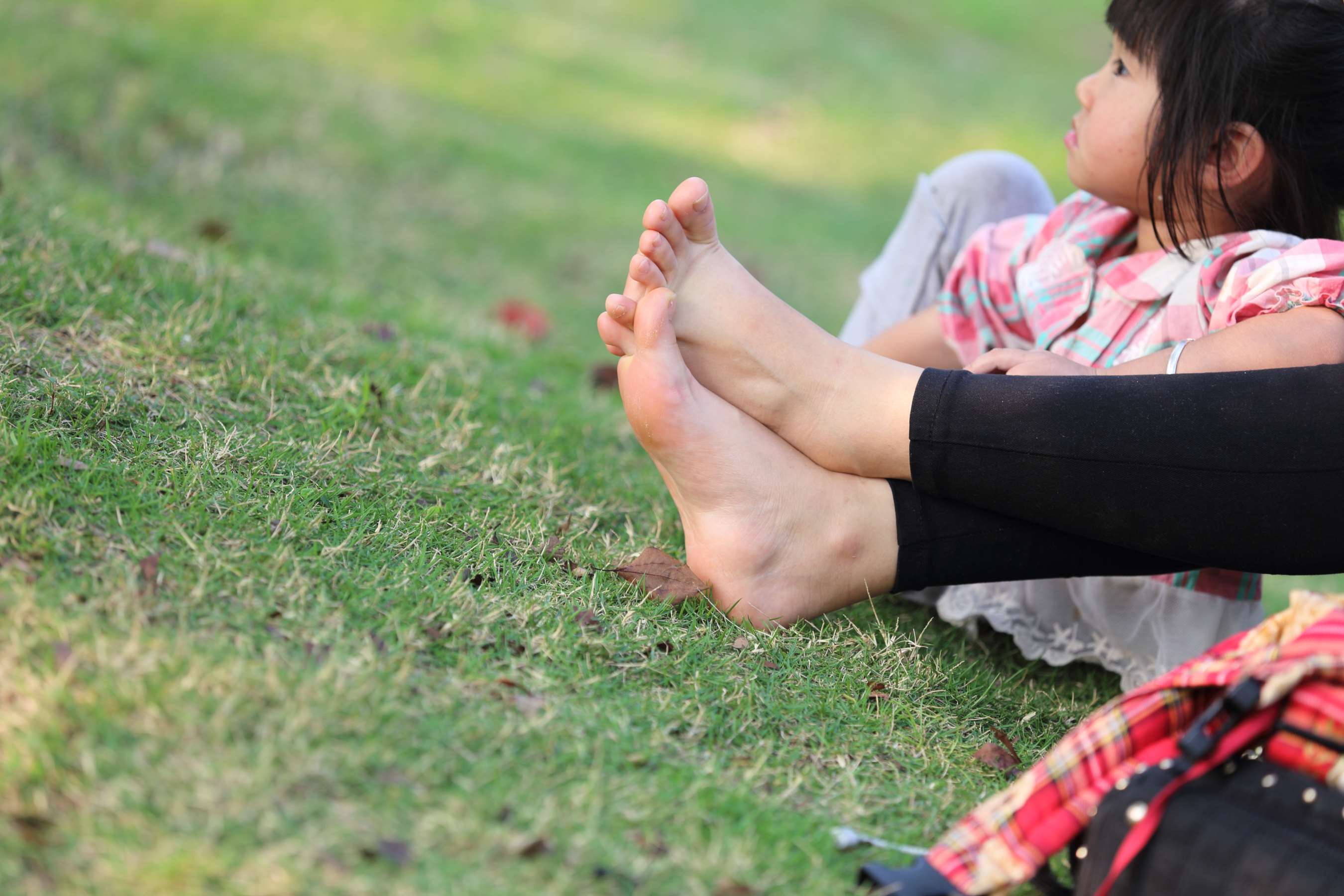 《少妇从鞋中脱出极其湿润的美脚》作品图