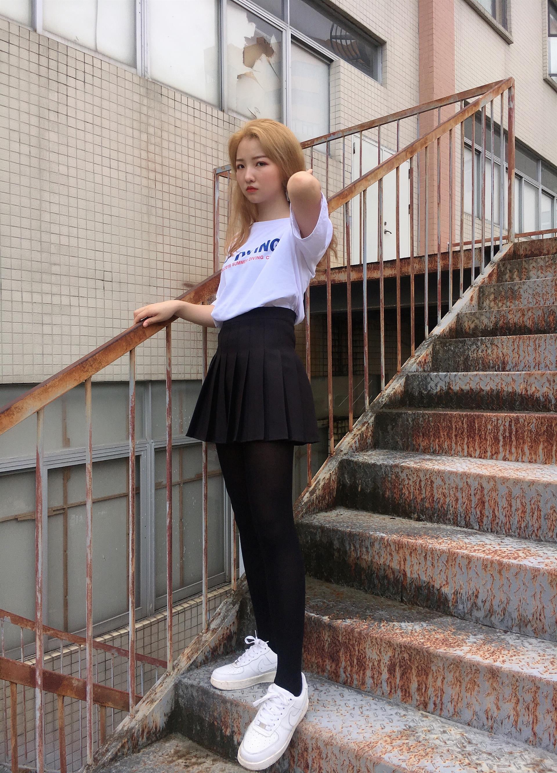 《学妹板鞋黑丝袜脚丫》作品图