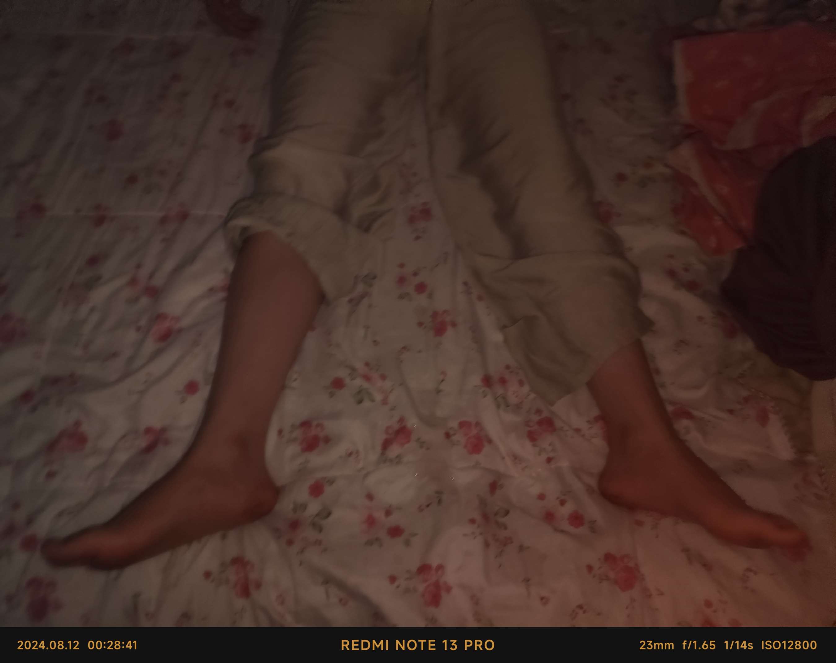 《高中妹妹熟睡偷偷tk嫩脚，玩弄裸足》作品图