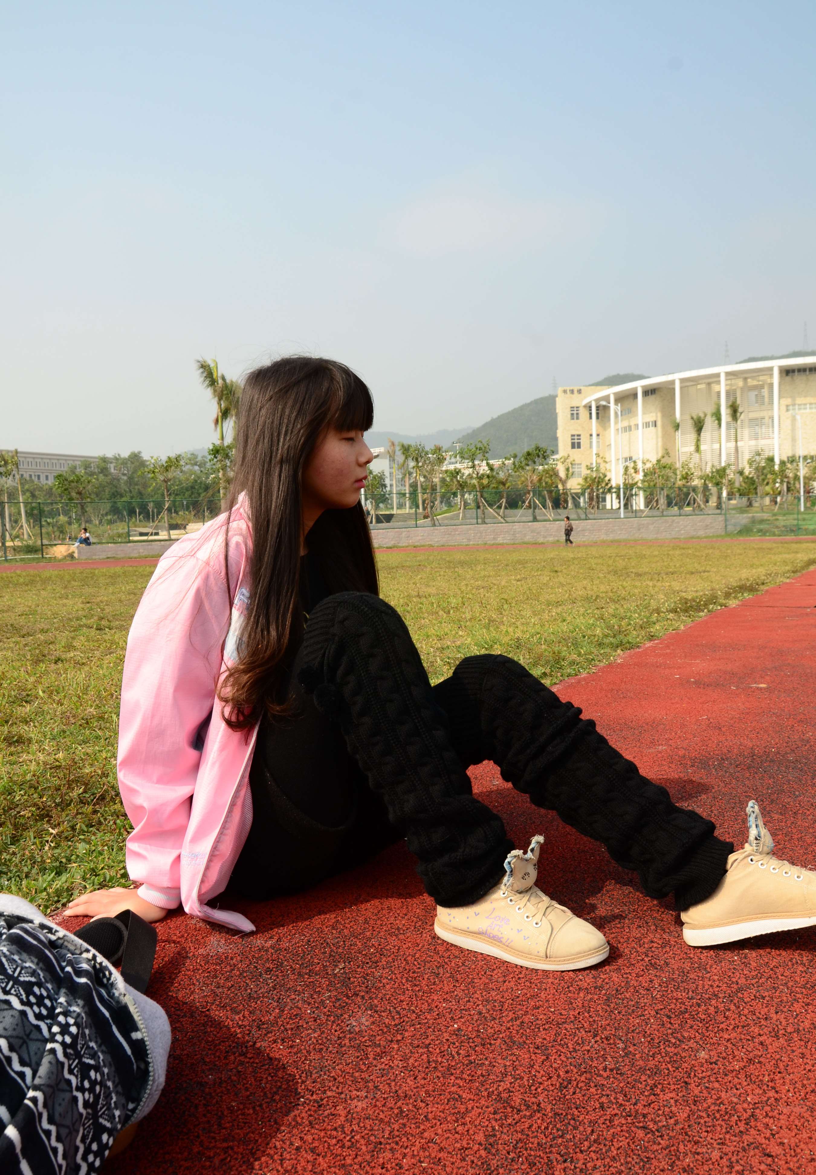 《布鞋の黑丝脚》作品图