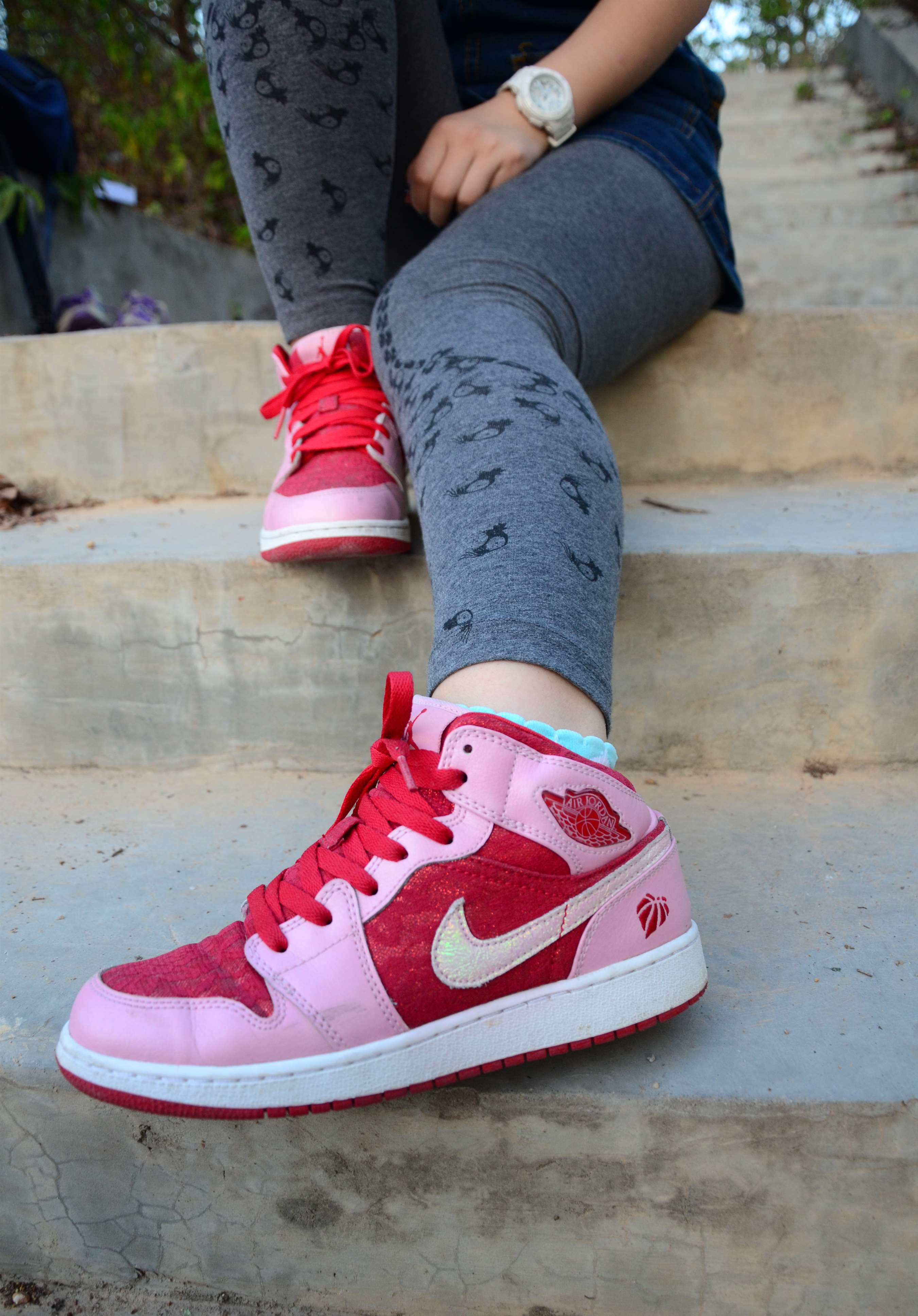 《板鞋の白棉袜脚》作品图