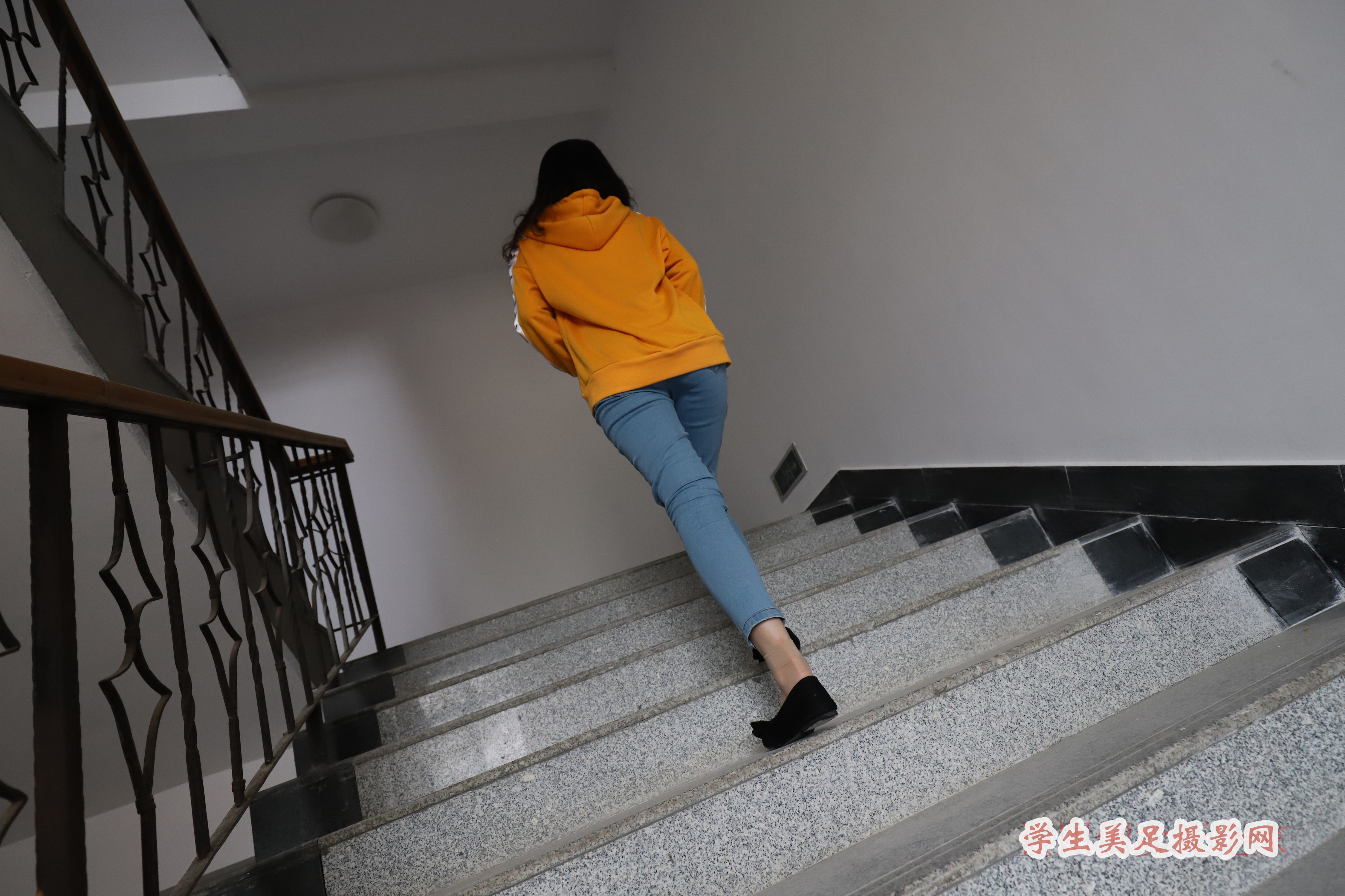 《学妹短丝脱袜全过程》作品图