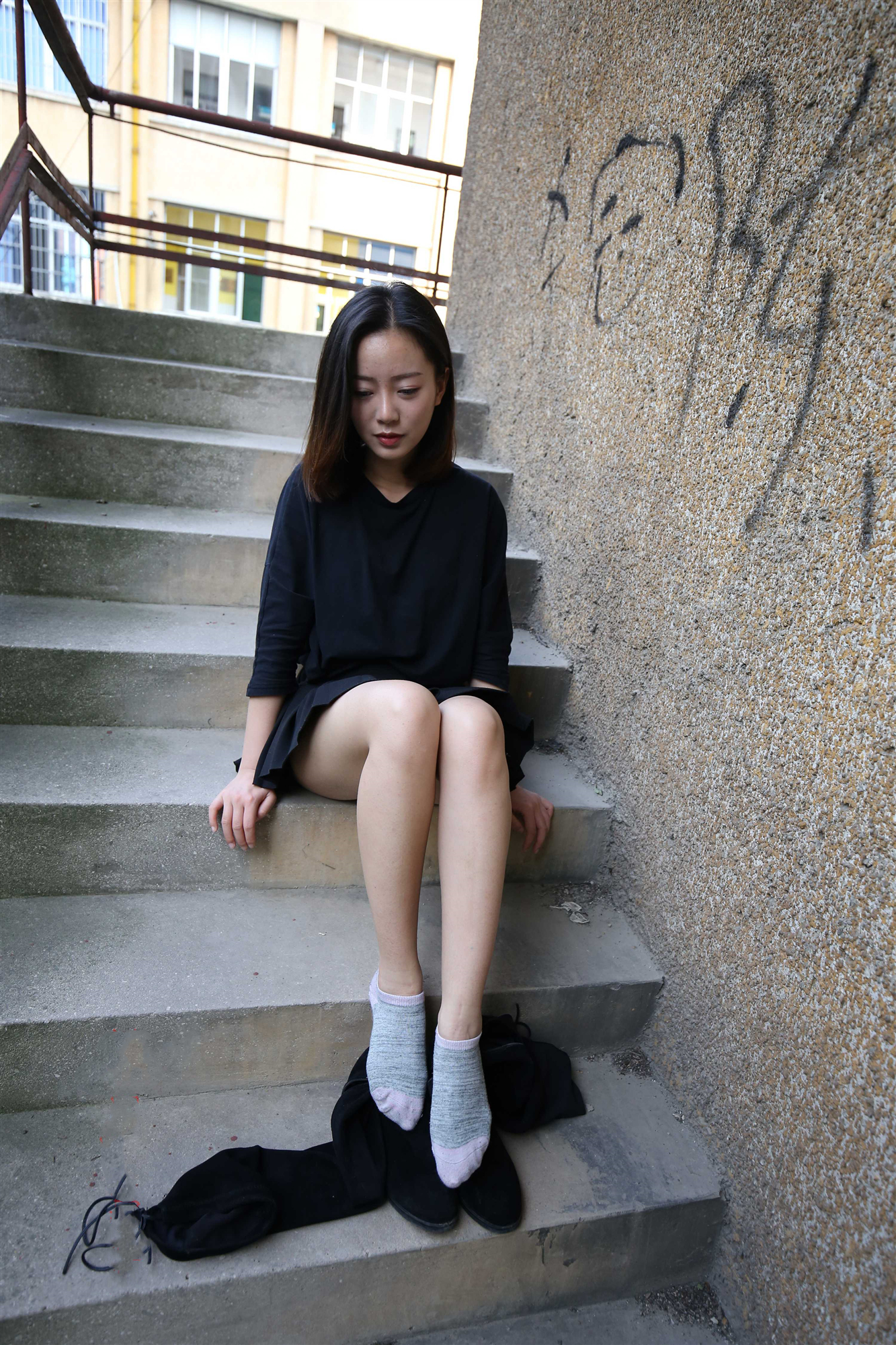 《黑色连衣裙棉袜の裸足脚丫》作品图