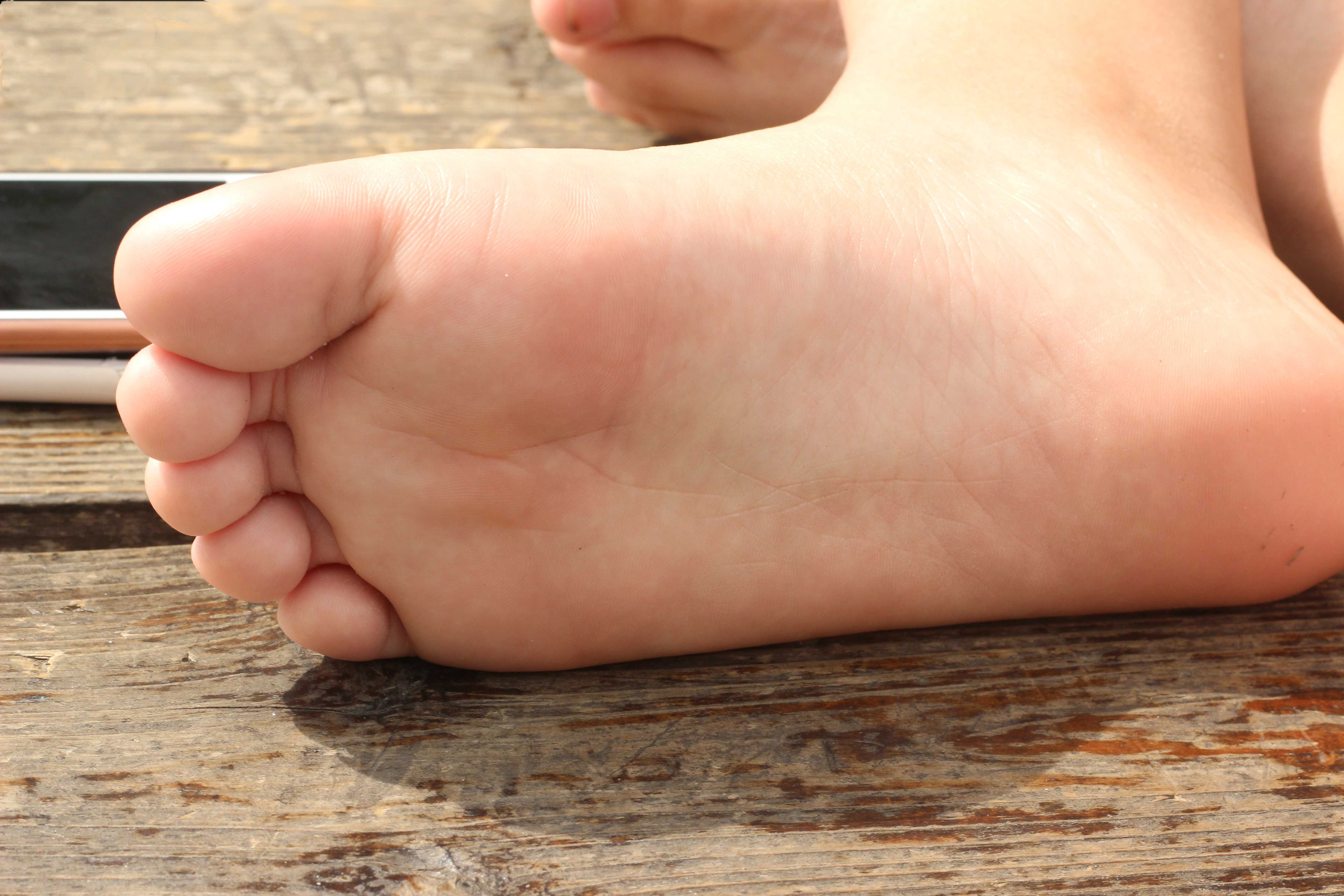 《热裤帆布鞋の船袜脚丫》作品图