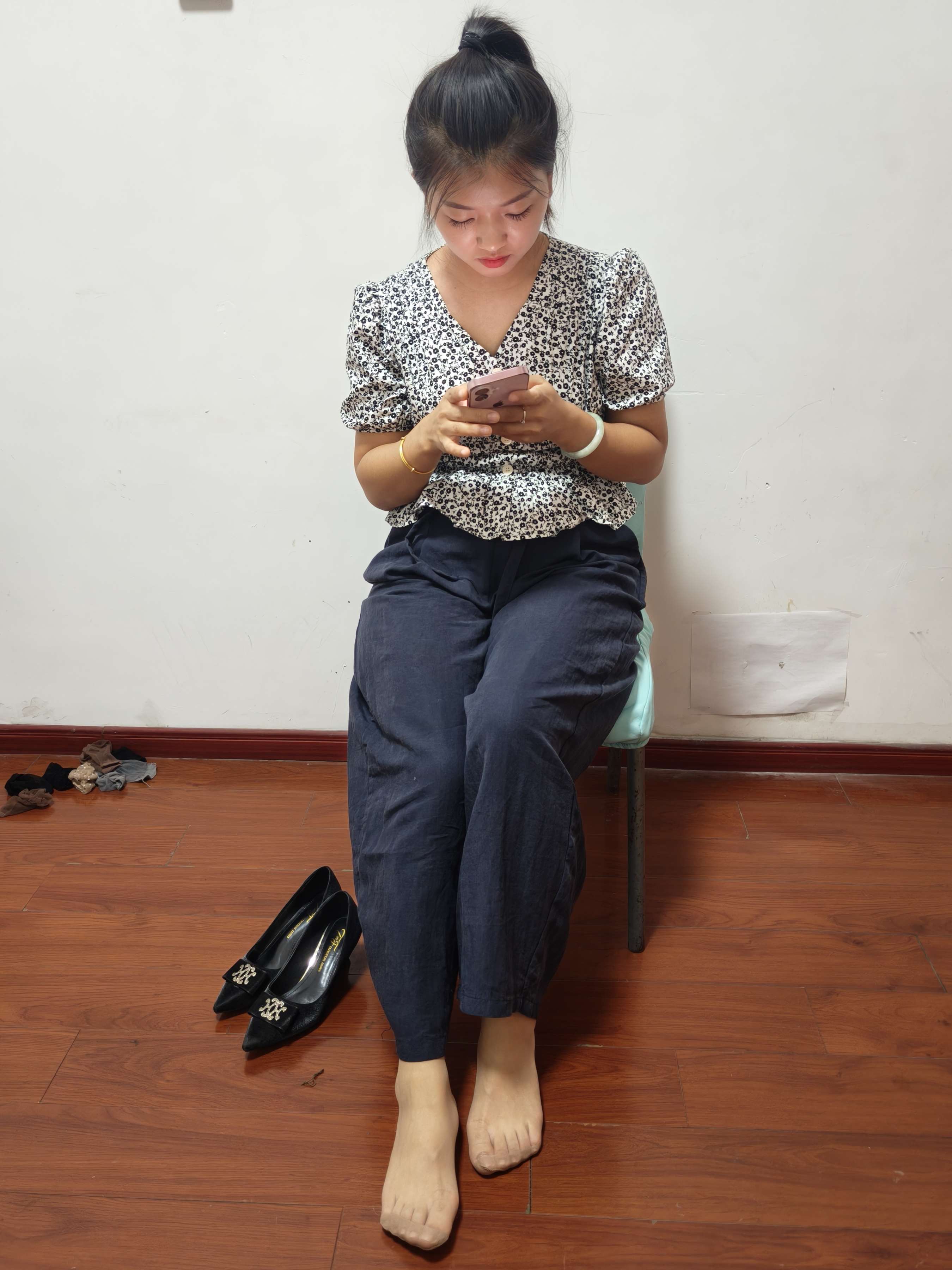 《小巧玲珑的妹子秀短丝足》作品图